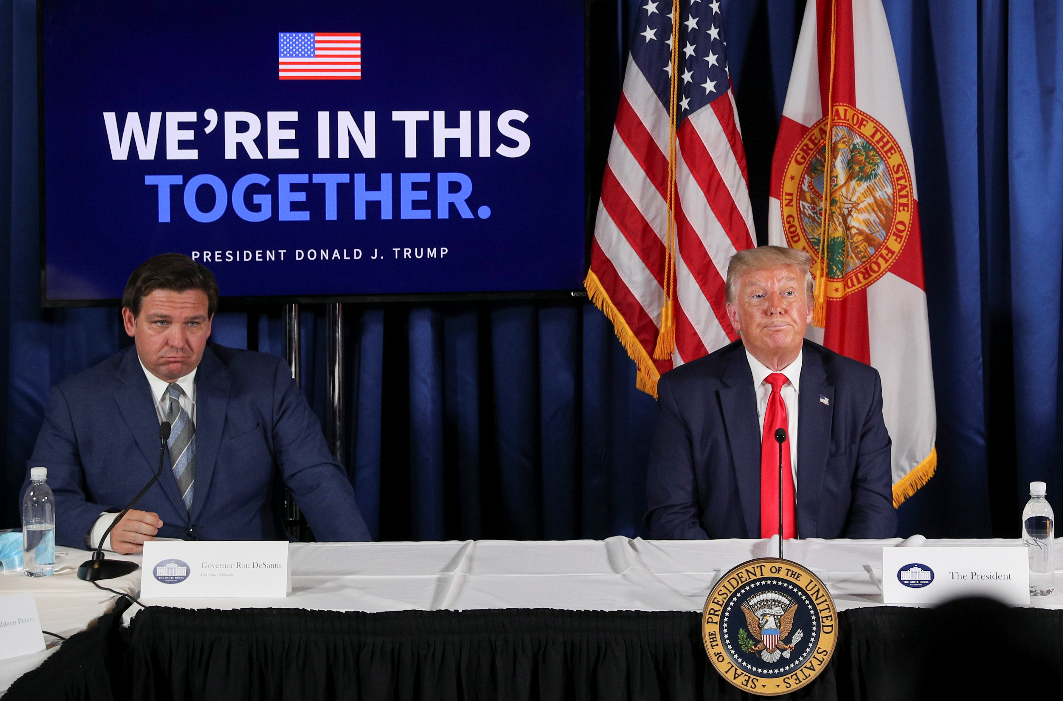 El entonces presidente Donald Trump en un evento sobre la respuesta al covid-19 junto al gobernador de Florida Ron DeSantis (REUTERS/Tom Brenner)
