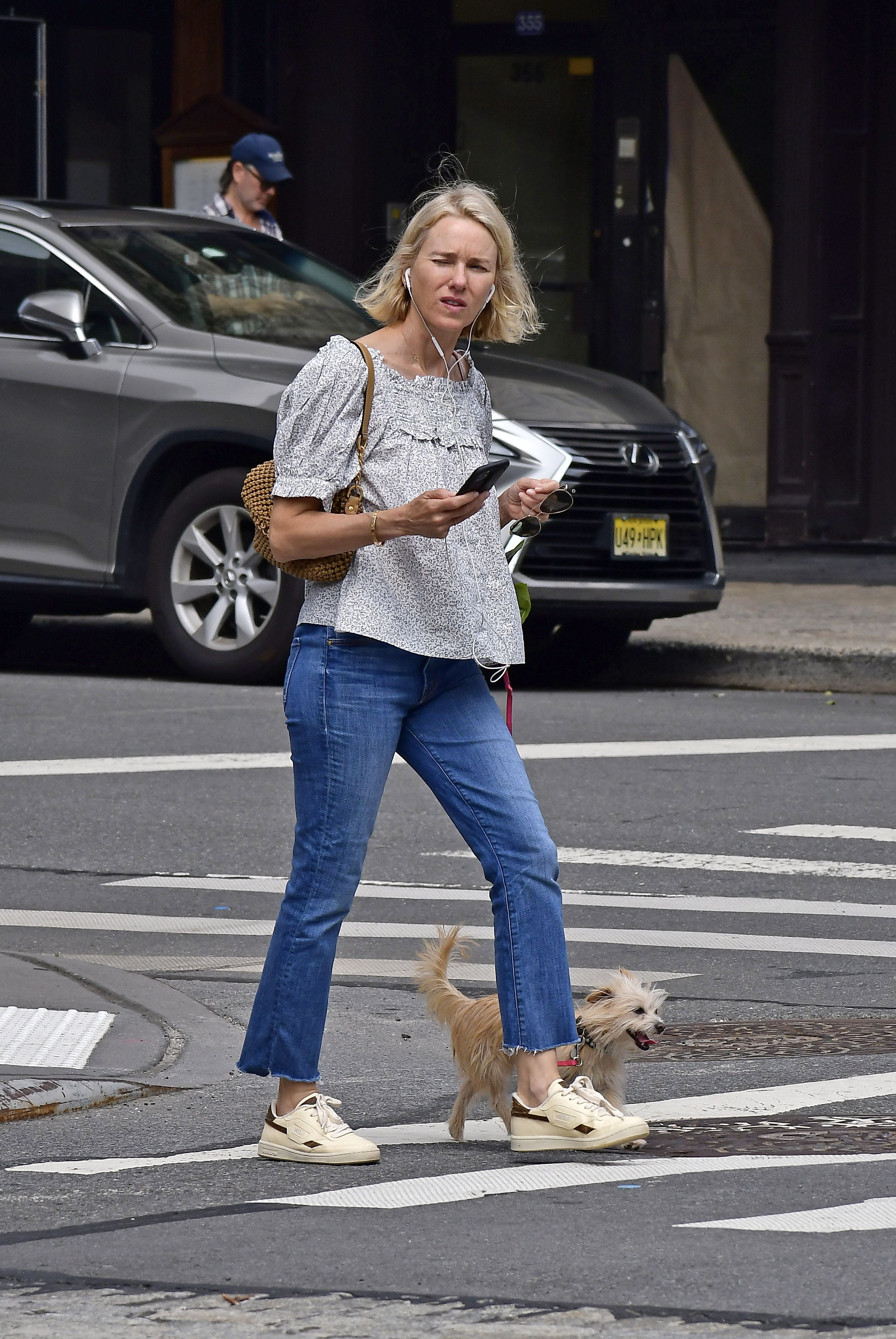 Naomi Watts sacó a pasear a su perro por las calles de su vecindario en Tribeca, Nueva York. La actriz  llevó un jean, remera estampada y zapatillas de cuero