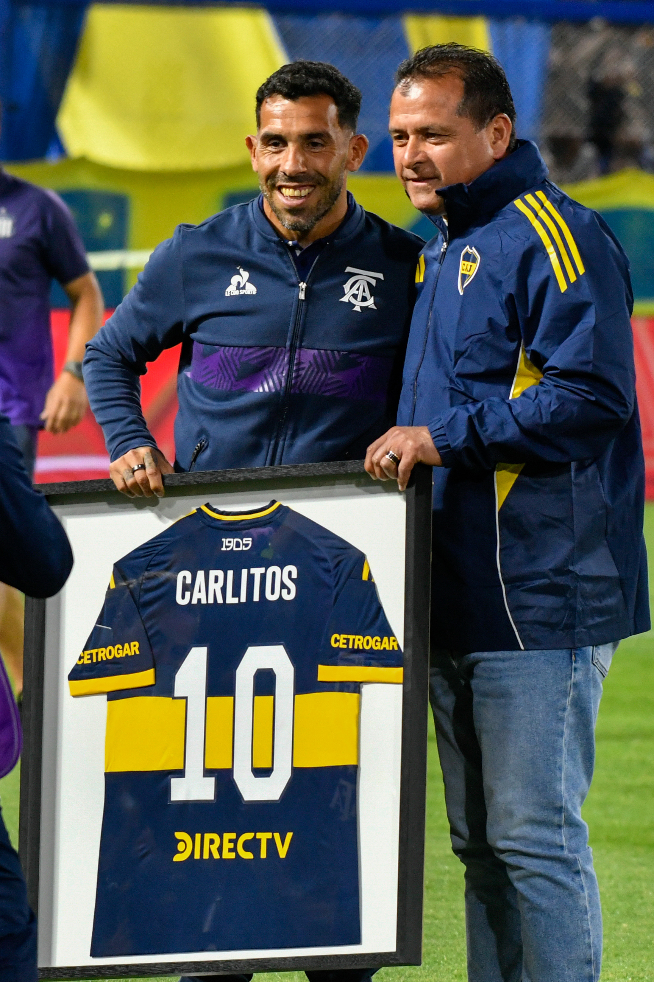 Las perlitas de Boca Juniors-Talleres: las banderas dedicadas a Maradona, el recibimiento para Tevez y el penal “atajado” por los hinchas