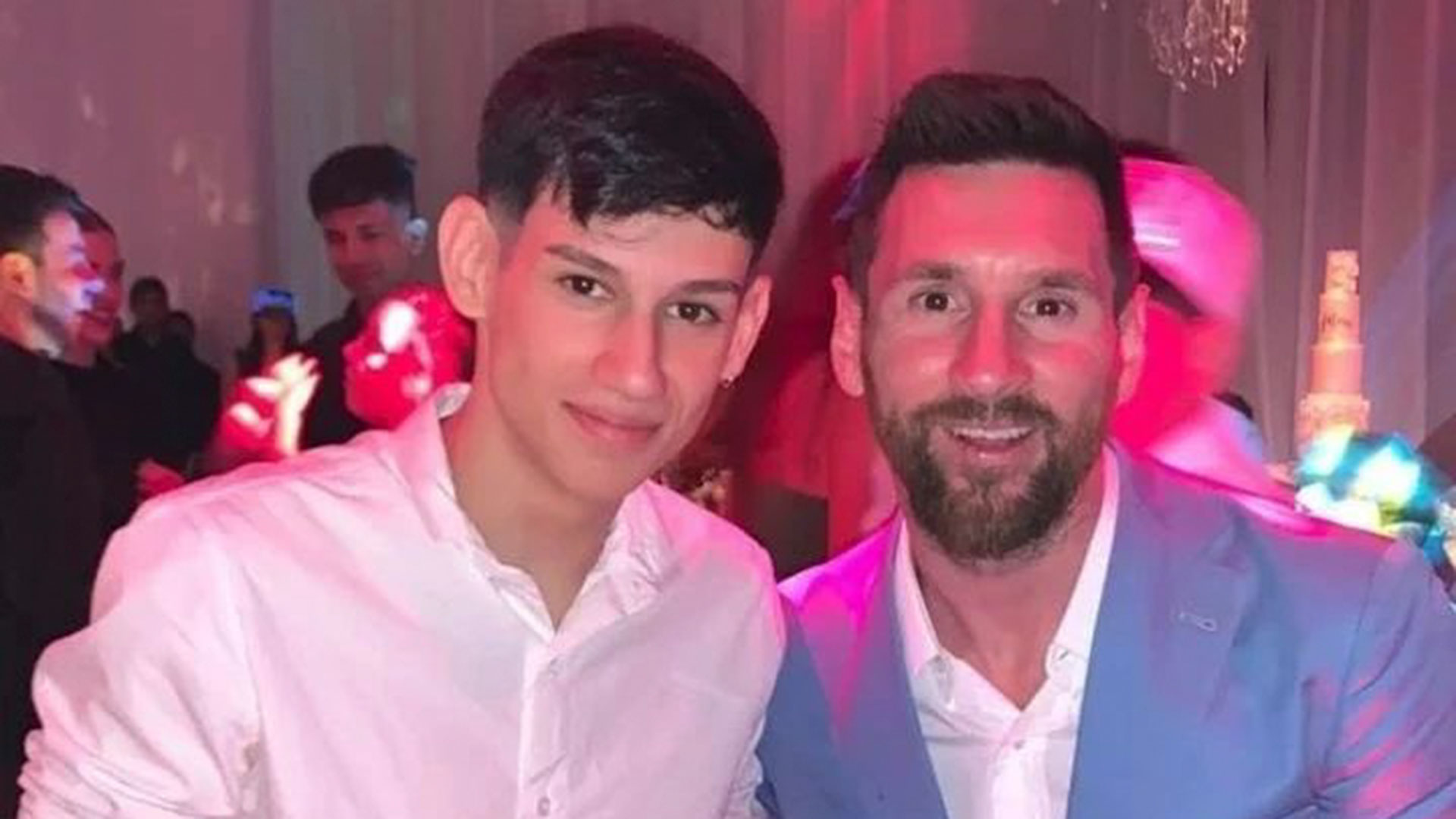 Leo Messi se tomó algunas selfies con participantes de la fiesta de 15 de su sobrina Mora (Captura intagram)