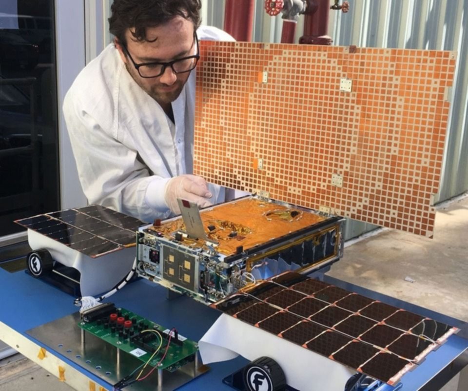Los investigadores buscan desarrollar el pequeño instrumento de la categoría satelital denominada “CubeSat”