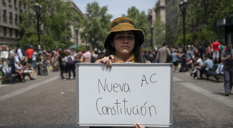 La actual Constitución chilena, de 1980, es particularmente excluyente con las mujeres: no las nombra como ciudadanas ni sujetas políticas. (Imagen: Pedro Ugarte / AFP)
