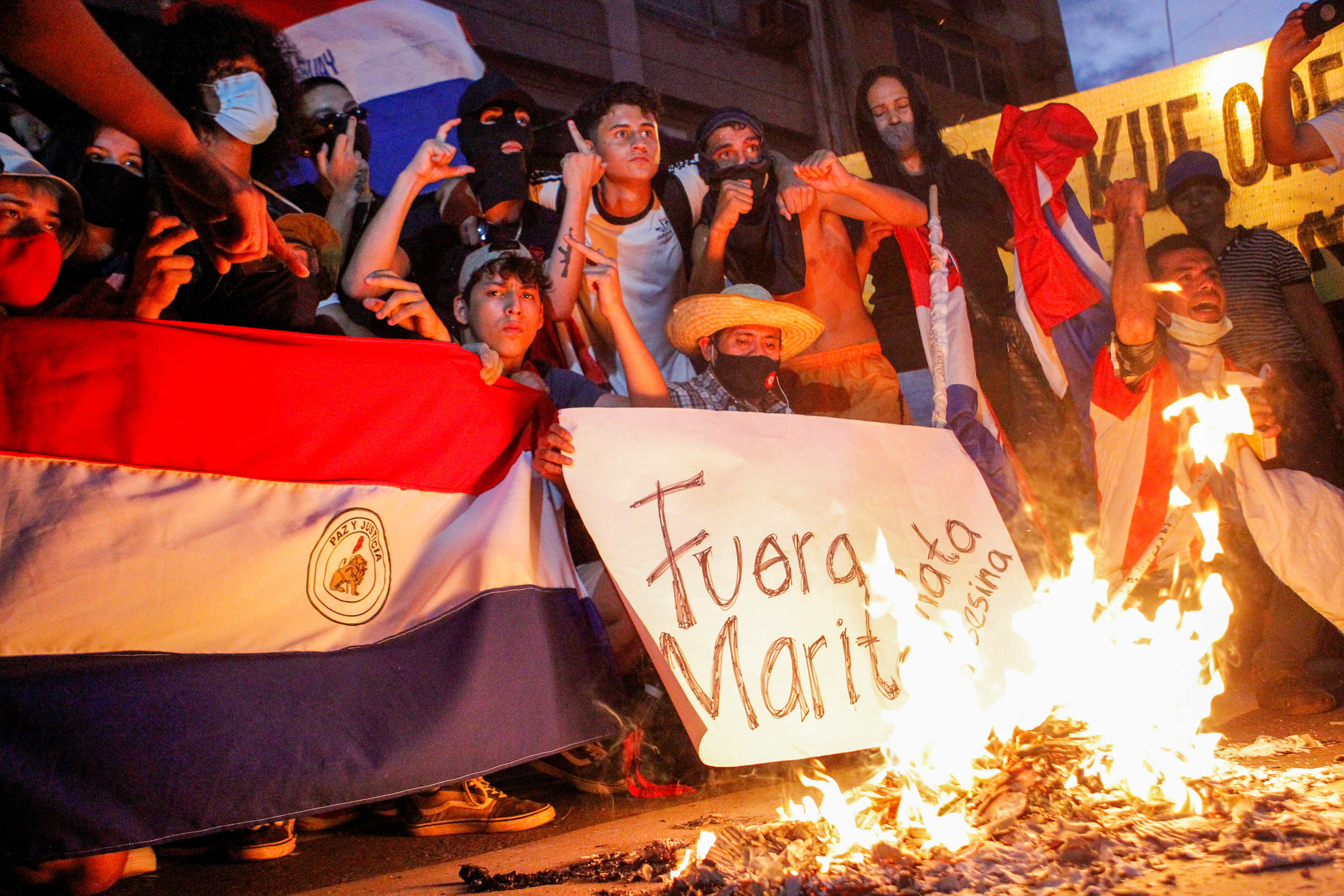 Un grupo de personas protesta en Asunción (César Olmedo/Reuters)