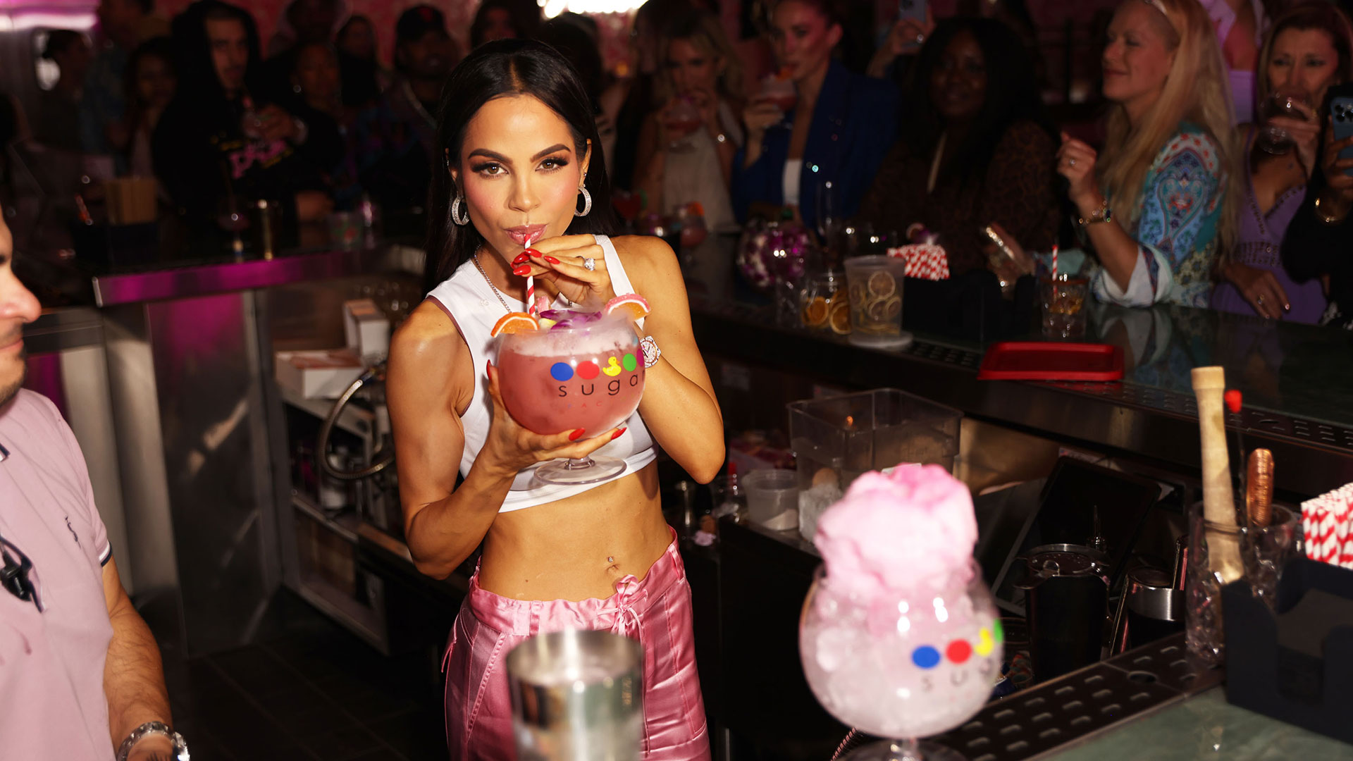 Cóctel con TASHA Sparkling Rosé, el toque especial de Natti Natasha en Sugar Factory (Crédito: World Red Eye)