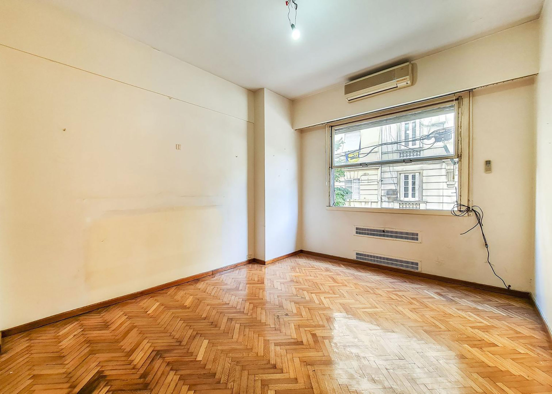 Otras im&aacute;genes del departamento en el que vivi&oacute; Enrique Pinti, en el que se pueden ver algunos objetos del actor que aun permanencen en la propiedad (Fotos: Argenprop)