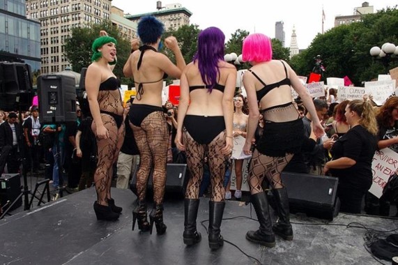 SlutWalk: una movilización callejera que comenzó en Canadá en 2011 y se convirtió en un movimiento internacional contra las violaciones y los ataques sexuales a las mujeres. 