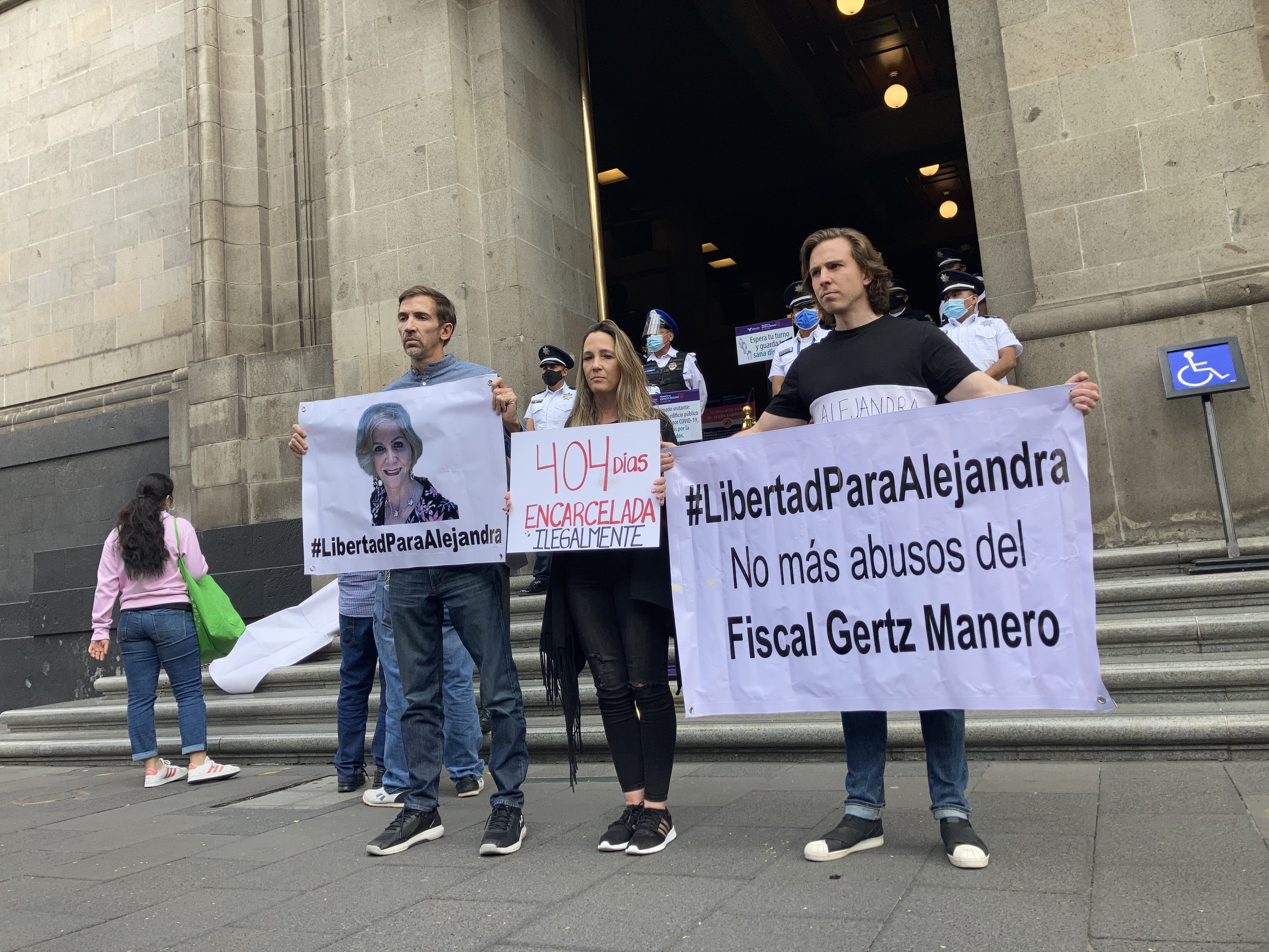 Los hijos de Alejandra Cuevas en el exterior de la Suprema Corte de Justicia de la Nación (SCJN)