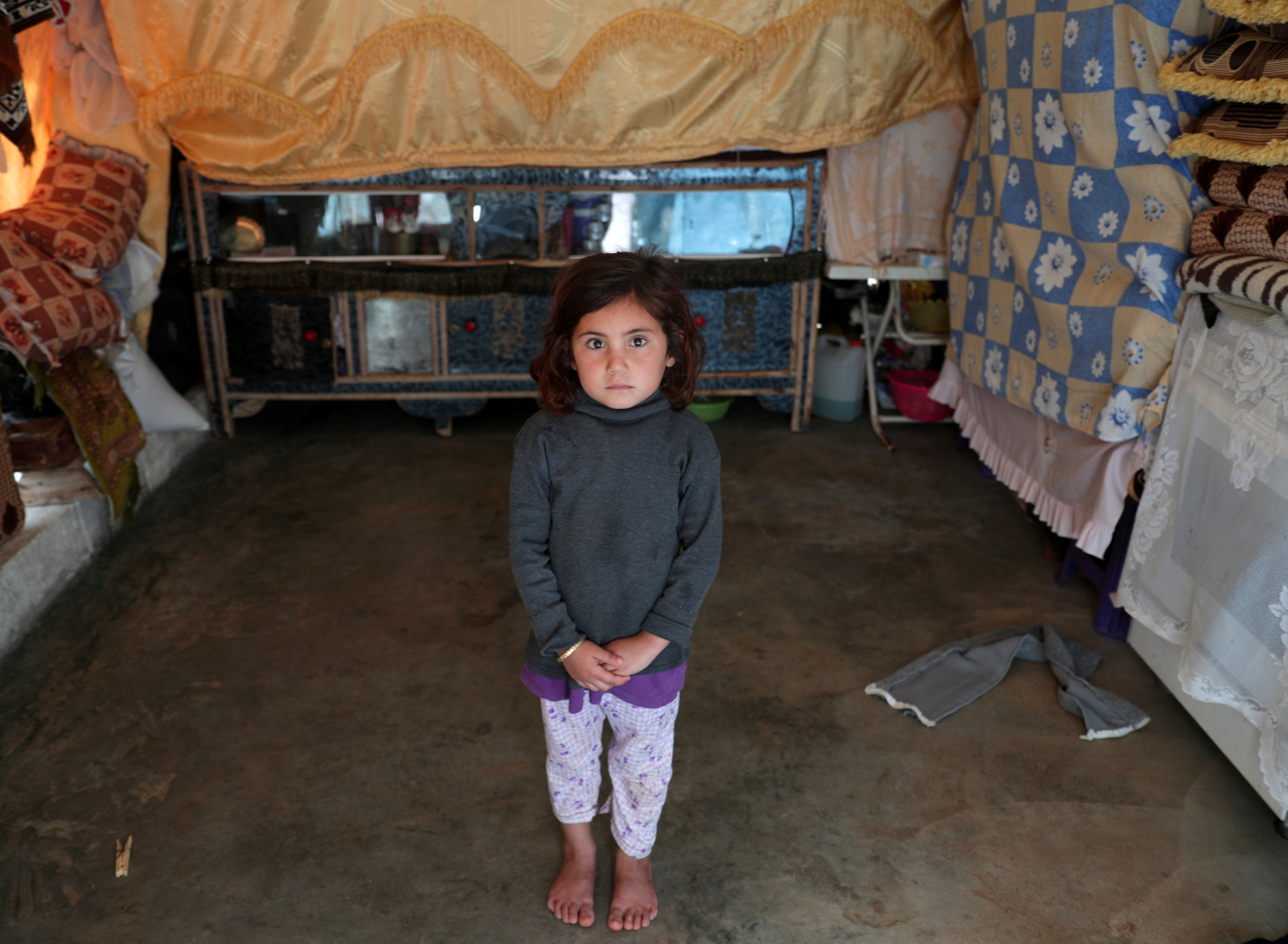 Maysaa Mahmoud, una niña de cinco años desplazada de Homs , posa en su tienda de campaña. A partir de 2011 las familias se han refugiado campamento de Atmeh en la frontera sirio-turca de un conflicto que ha dejado a la mitad de los sirios sin hogar.(REUTERS/Khalil Ashawi)