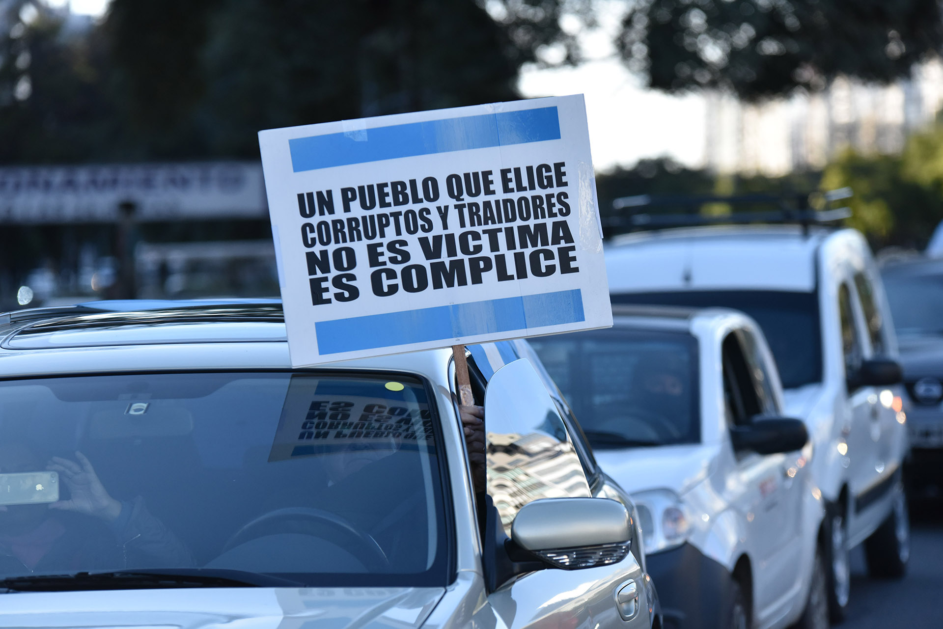 La grieta política de la Argentina quedó expuesta en los carteles y banderas que llevaron los manifestantes