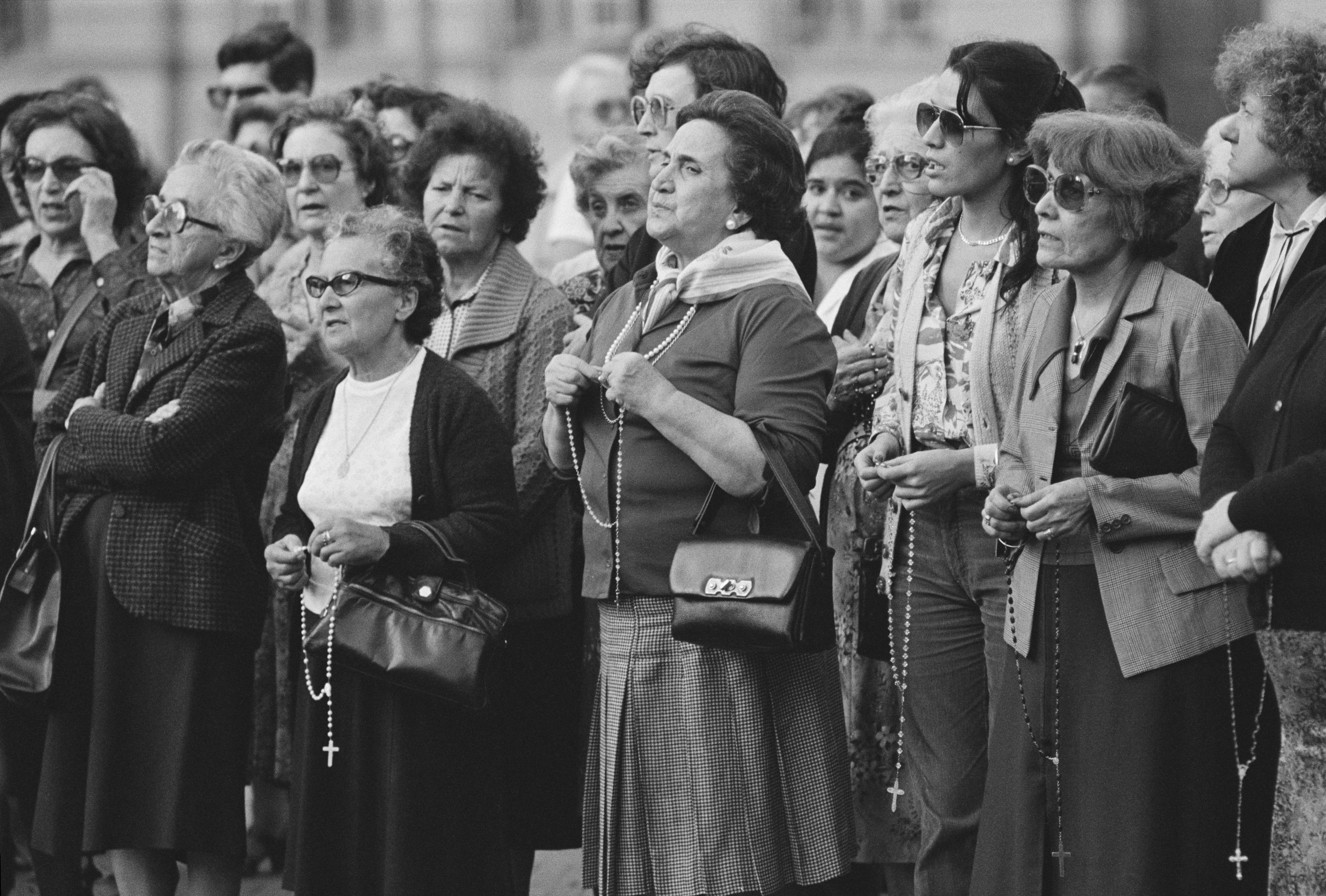 "Queremos saber dónde están nuestros hijos. Vivos o muertos. Nosotras que somos argentinas, que vivimos en Argentina, le podemos asegurar que hay miles y miles de hogares sufriendo mucho dolor, mucha angustia, mucha desesperación y tristeza. Porque no nos dicen dónde están nuestros hijos, no sabemos nada de ellos. Nos han quitado lo más preciado", le dijo una madre a la TV neerlandesa (Michael Brennan/Getty Images)