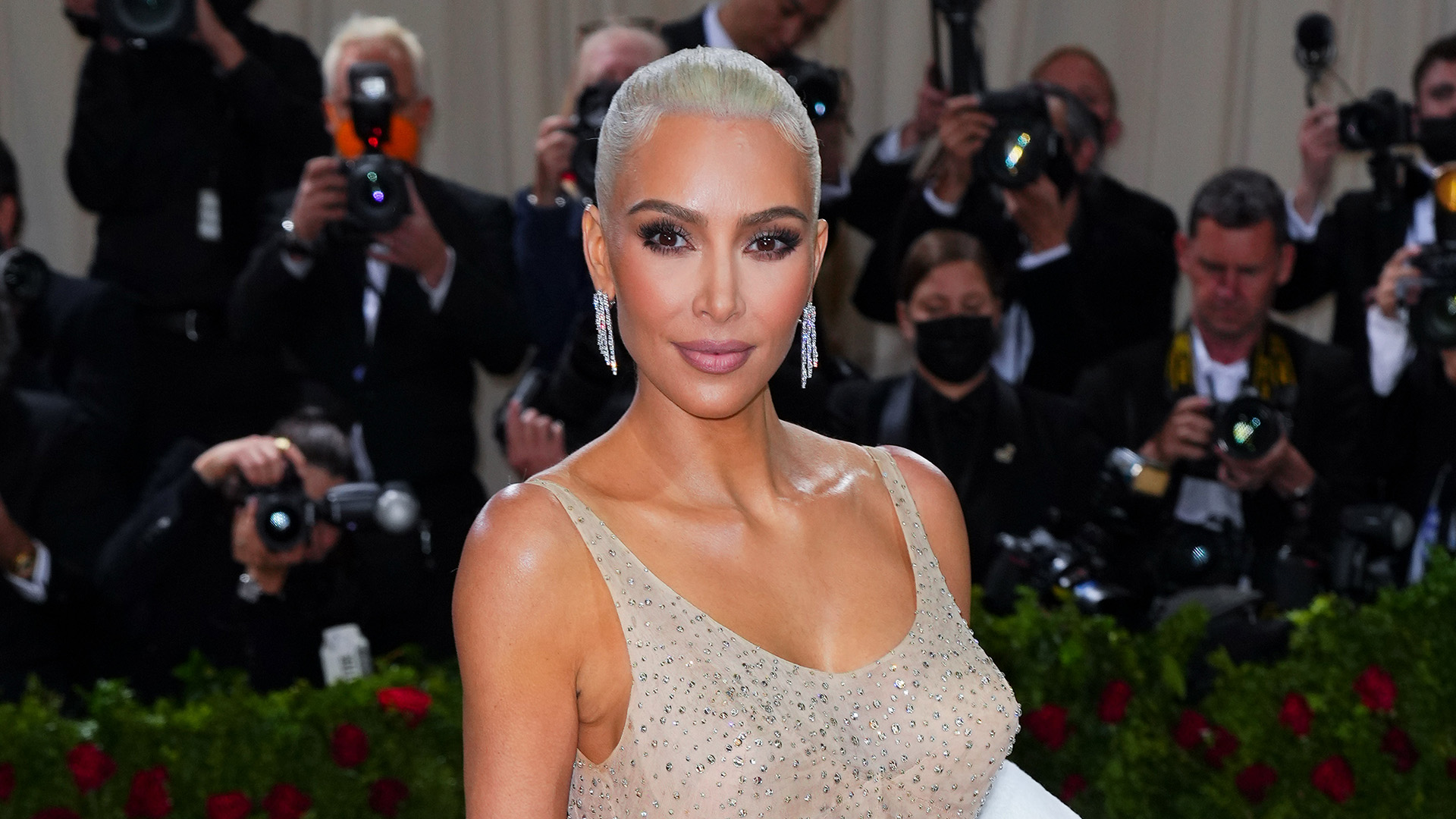 Kim Kardashian teme por la seguridad de sus hijos después de que West publicara el nombre del colegio al que asisten.