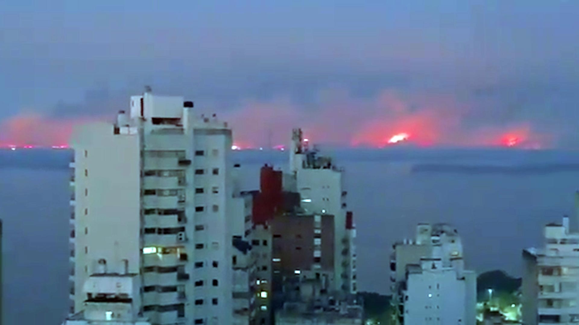 El humo de los incendios invade la ciudad de Rosario.