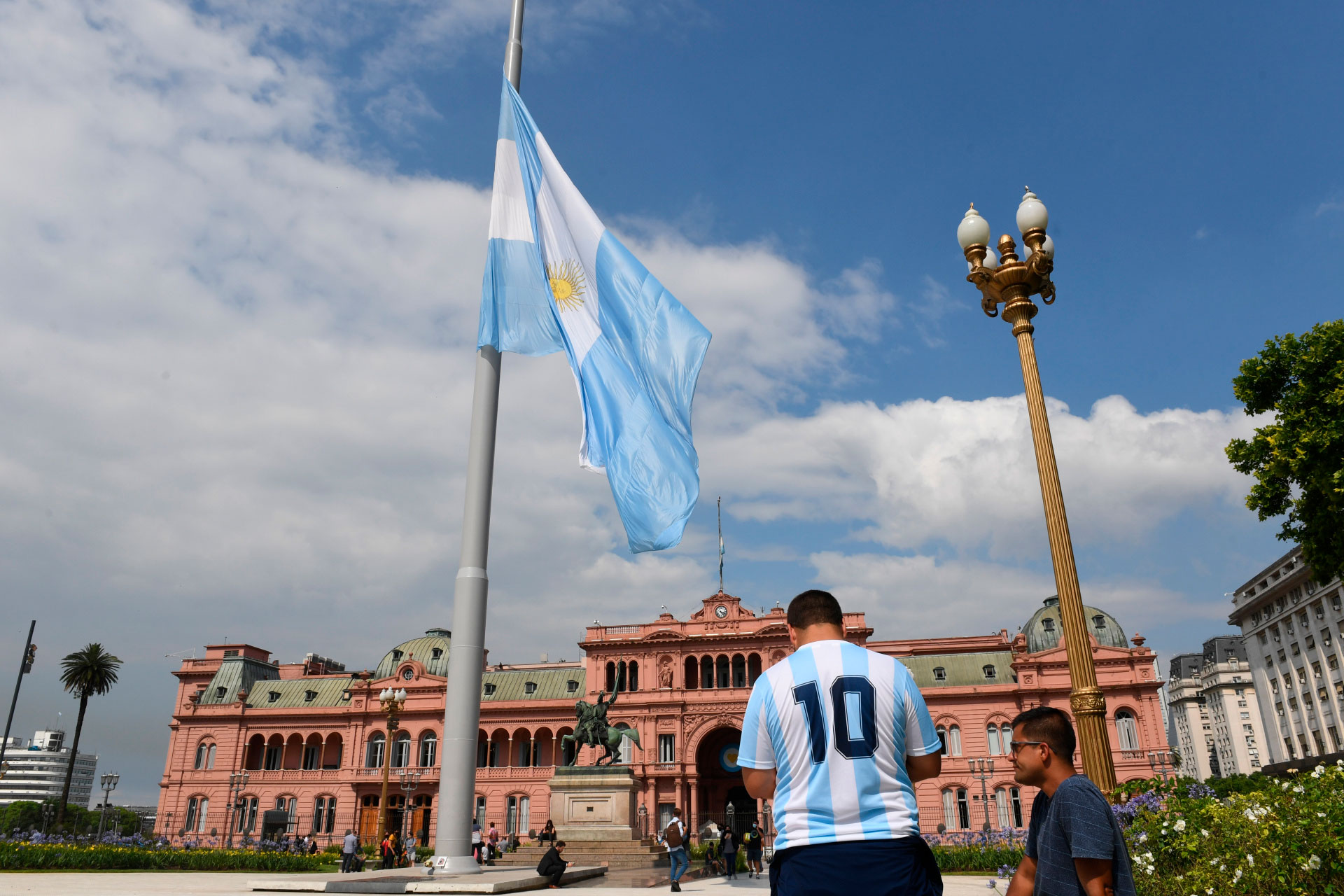 El dorsal 10, con la casa rosara de fondo. Allí, por ejemplo, alzó la Copa del Mundo en el 86 y se bañó en reconocimiento tras el subcampeonato en Italia 90 (Maximiliano Luna)