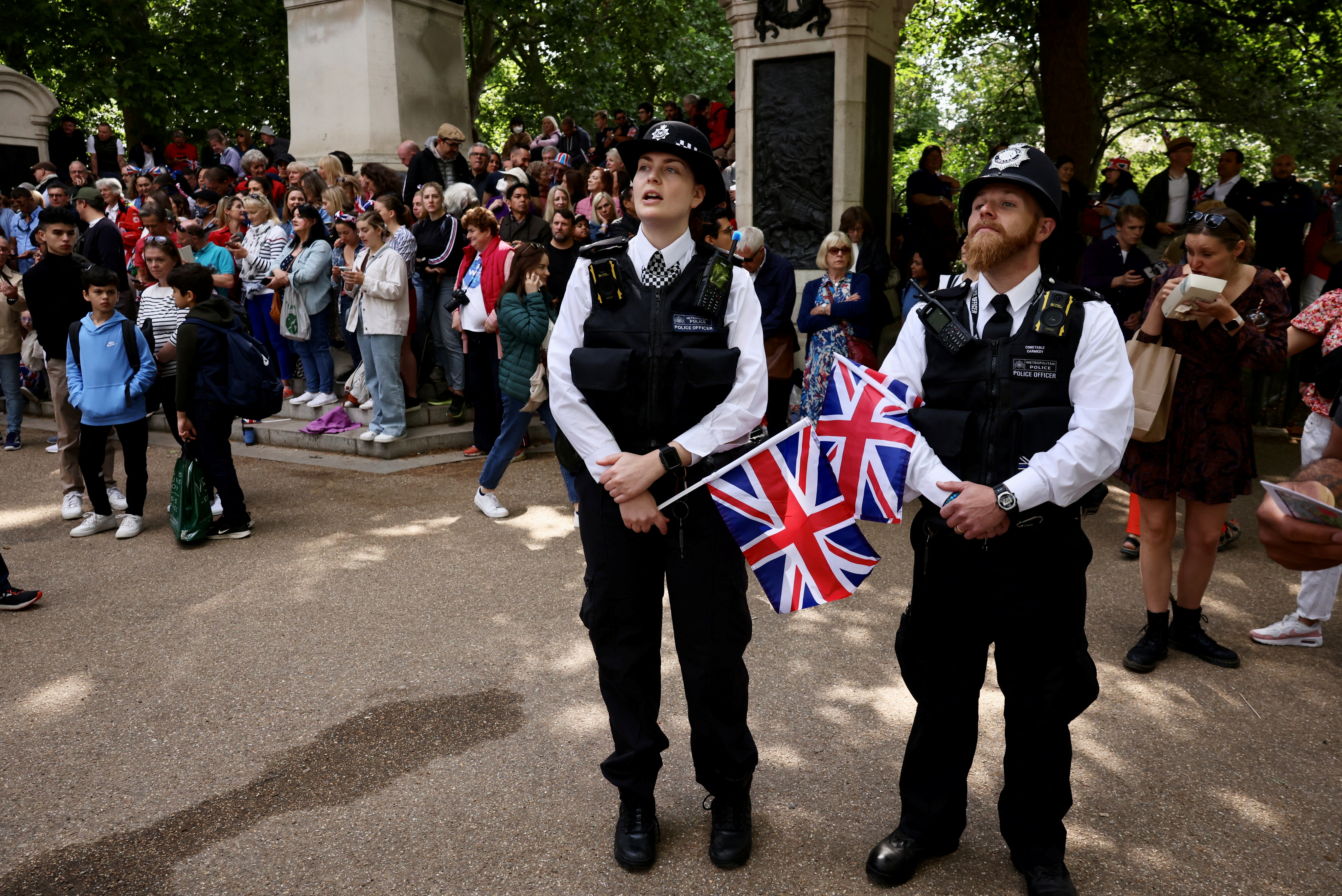 Los oficiales de policía llevan banderas de Union Jack cerca del Palacio de Buckingham durante las celebraciones del Jubileo de Platino de la Reina en Londres, Gran Bretaña, el 2 de junio de 2022. REUTERS/Kevin Coombs