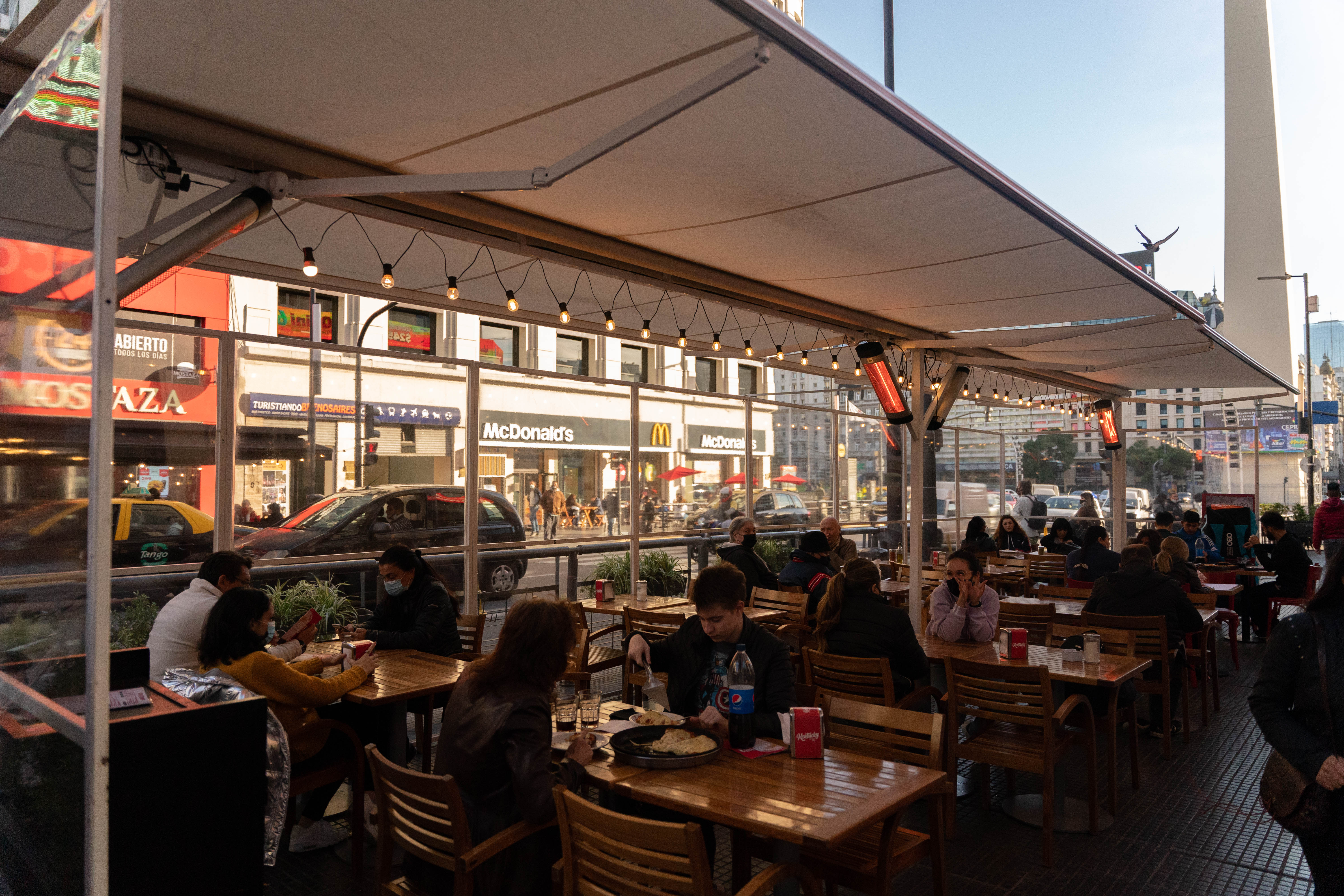 Salir a comer afuera entre lo que más aumentó en la ciudad, sólo en enero se encareció un 11,6 por ciento. (Foto: Franco Fafasuli)