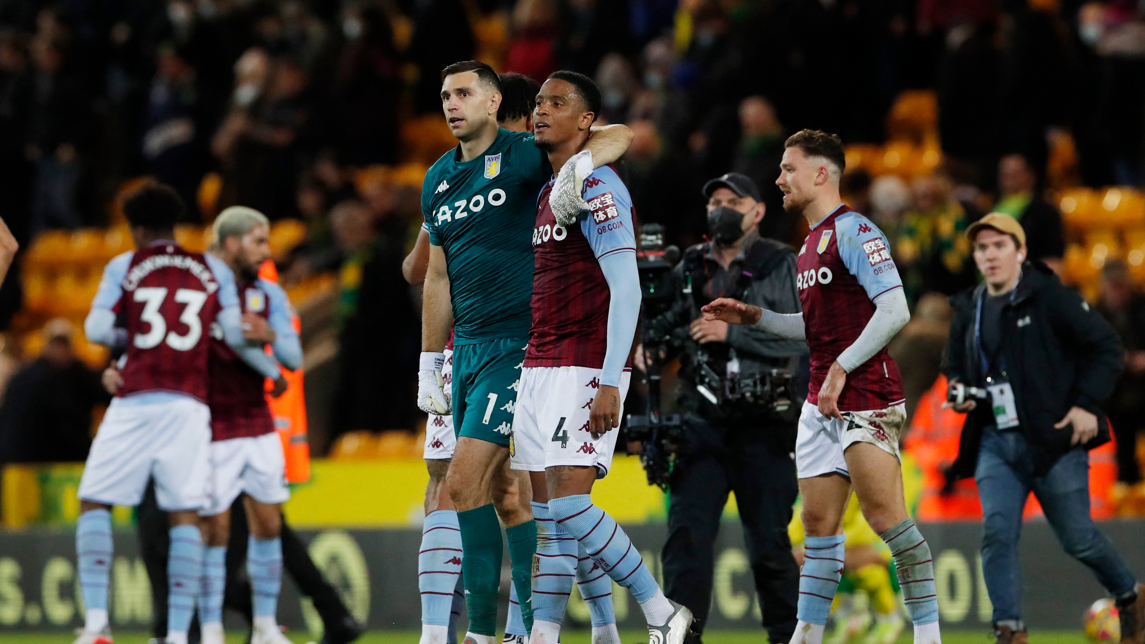 Alerta máxima en Inglaterra: un brote en el Aston Villa de Dibu Martínez  podría generar una suspensión de la Premier League - Infobae