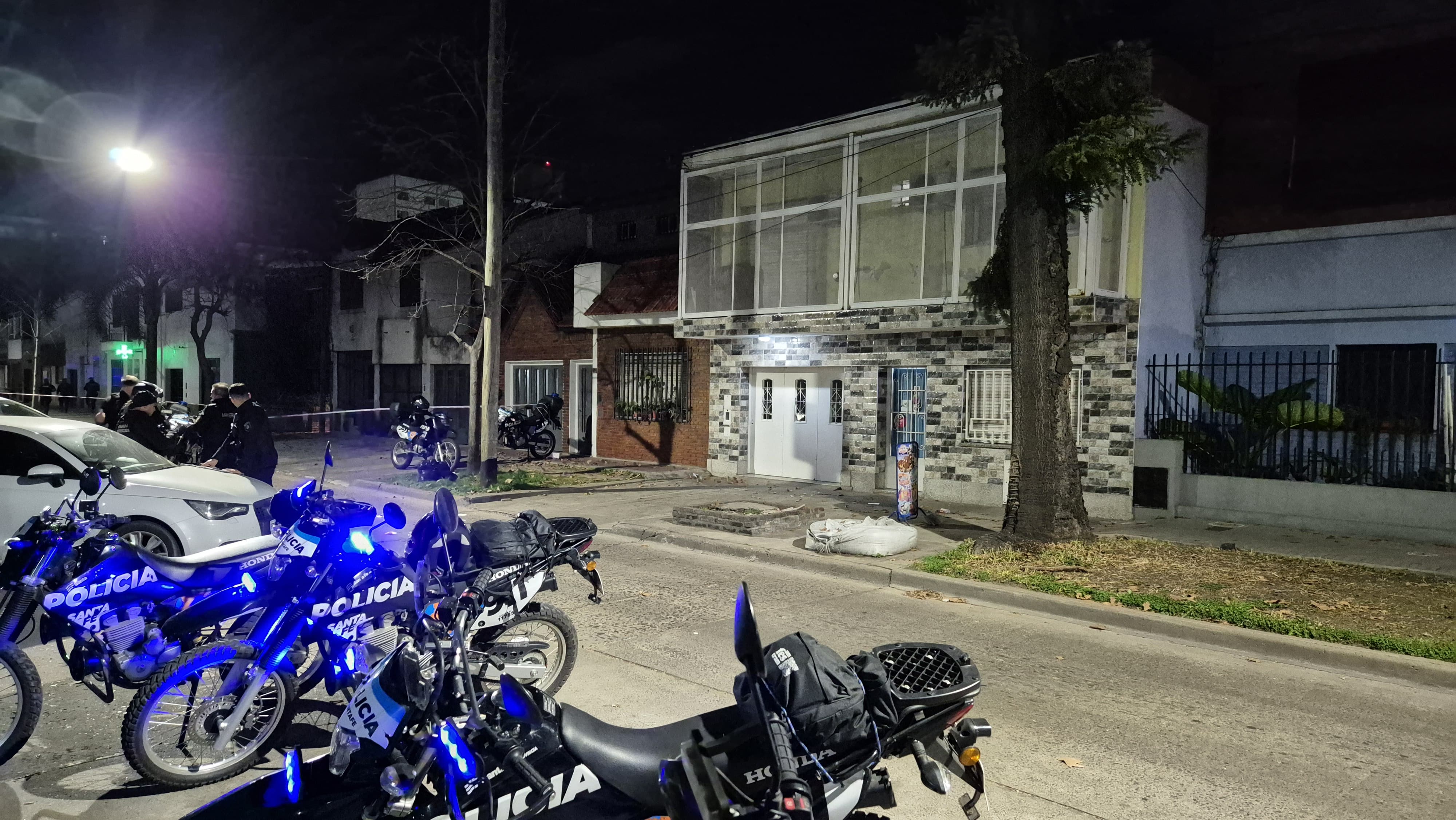 Choque en Almagro: un auto volcó, hay dos heridos y alerta por derrame de combustible