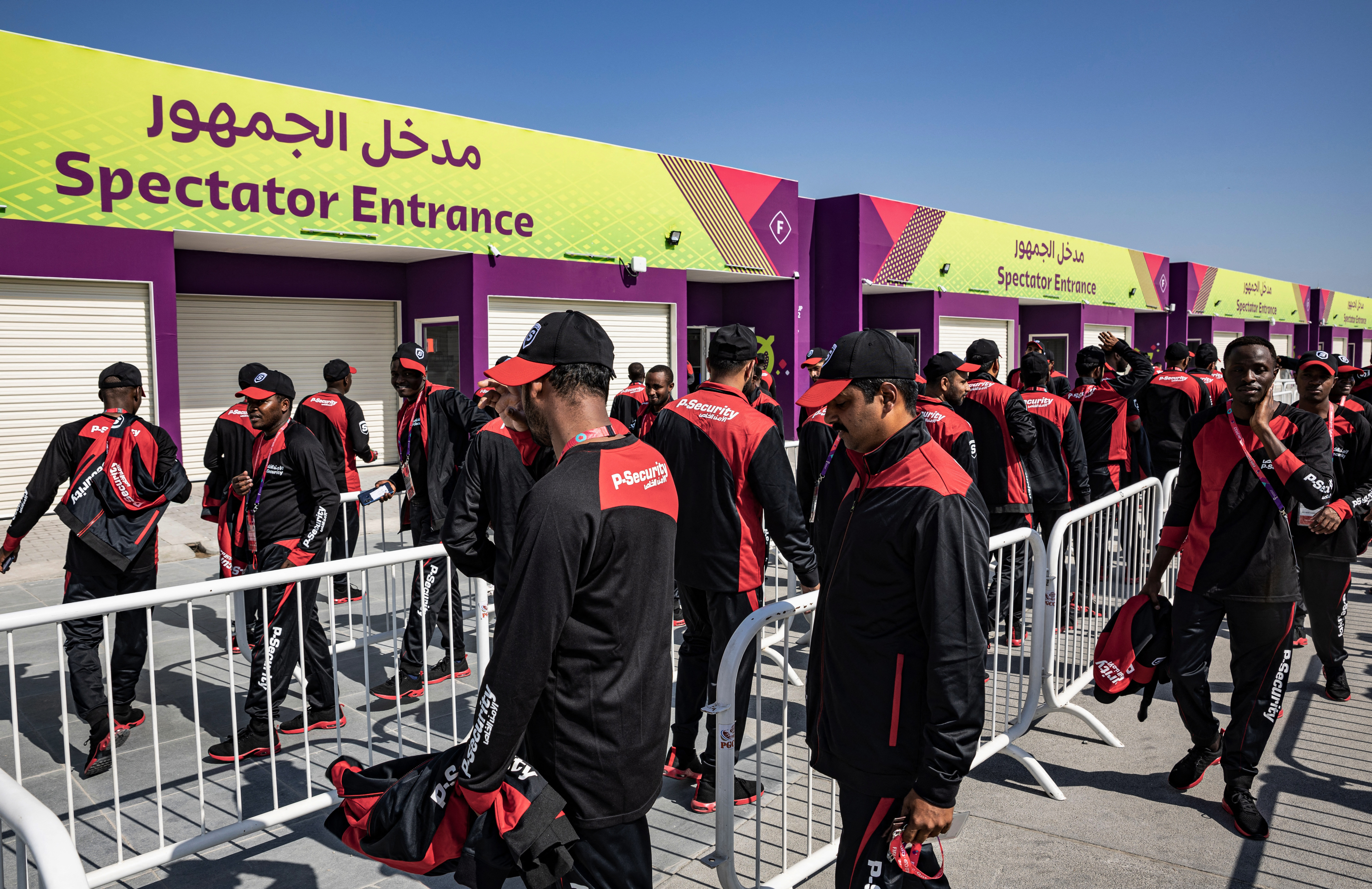 Trabajadores de seguridad fuera del estadio Al Thumana en Doha (REUTERS/Marko Djurica)