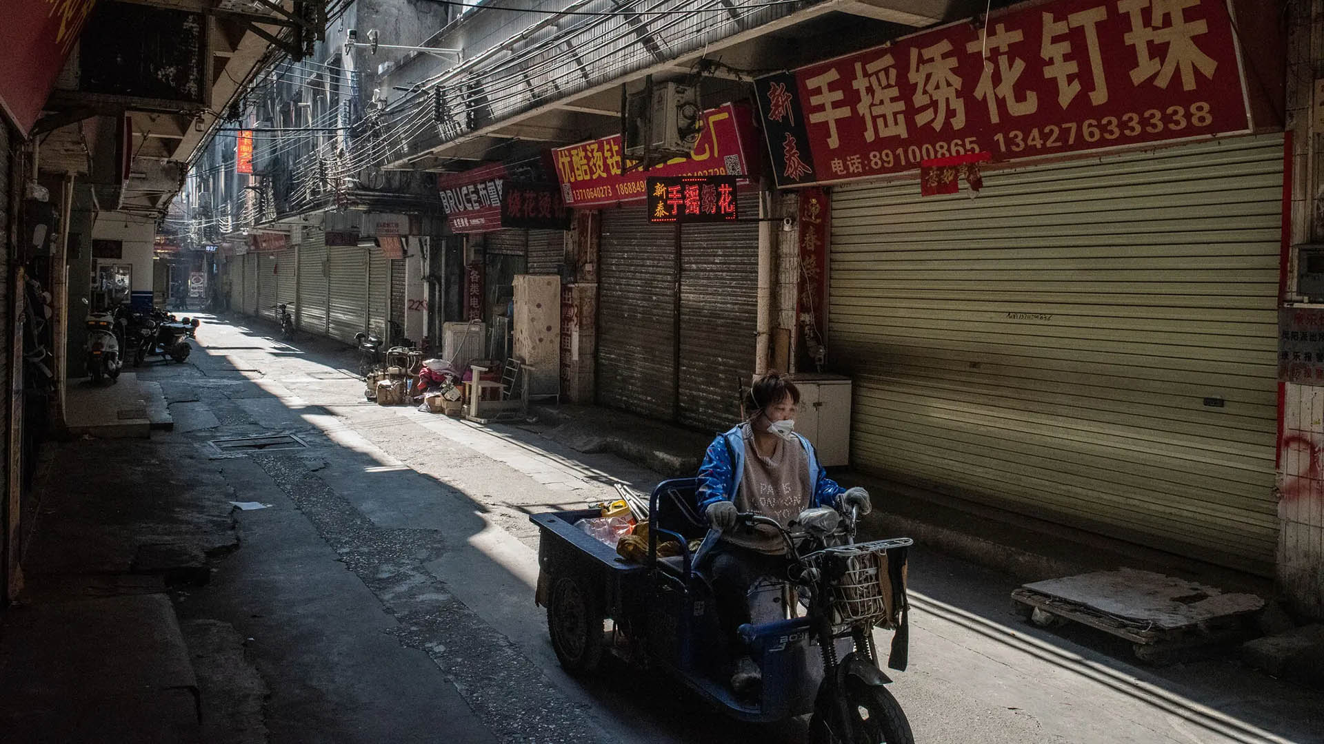 Una calle en Cantón llena de fábricas cerradas en China 