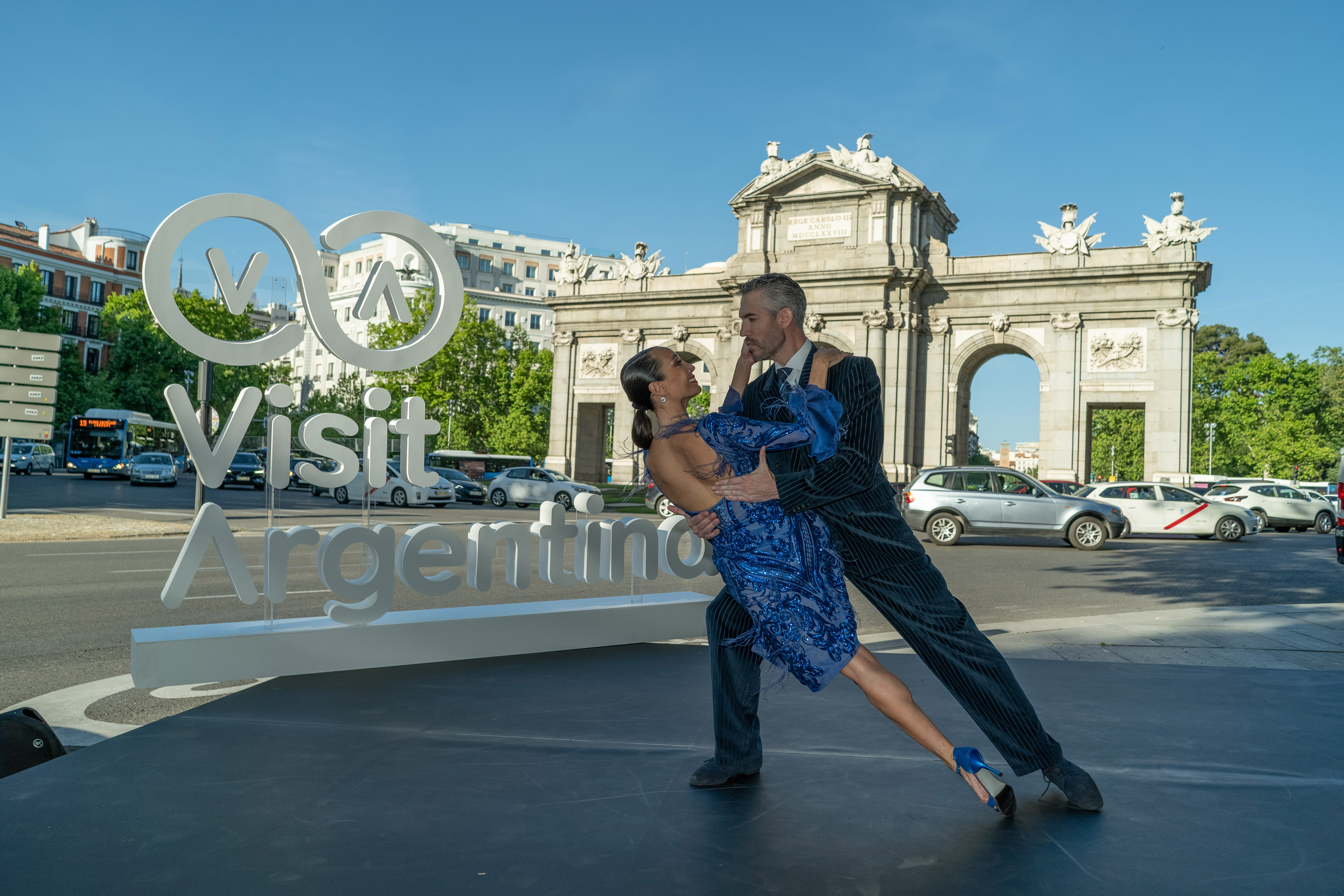 Show de Mora Godoy y su bailarín, Ramiro Javier Izurieta frente a la Puerta de Alcalá, en el contexto de la Fitur 2021. (Crédito: Prensa Visit Argentina)