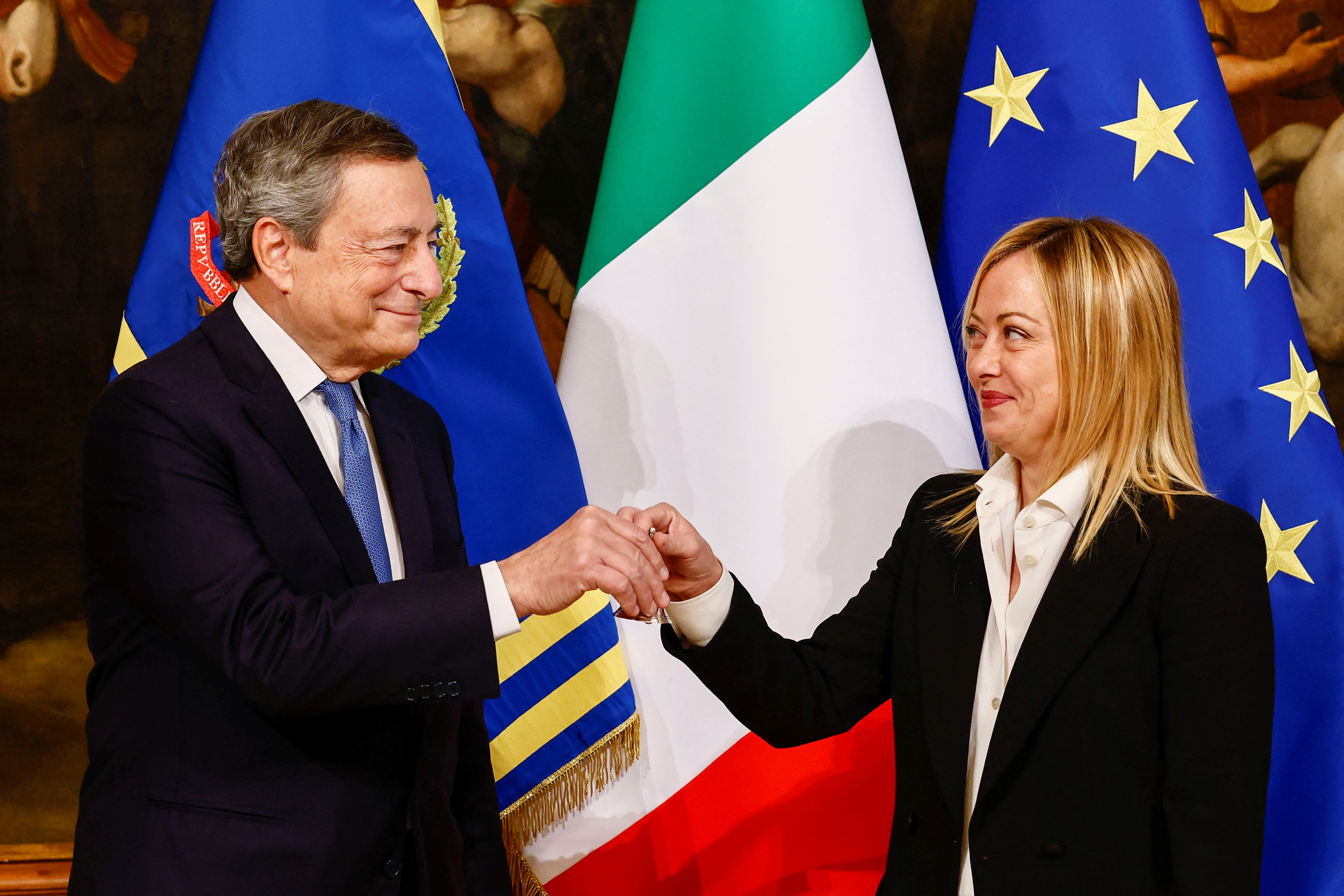 Draghi y Meloni durante la "ceremonia de la campanilla" que marca el cambio de primer ministro en Italia (REUTERS/Yara Nardi)