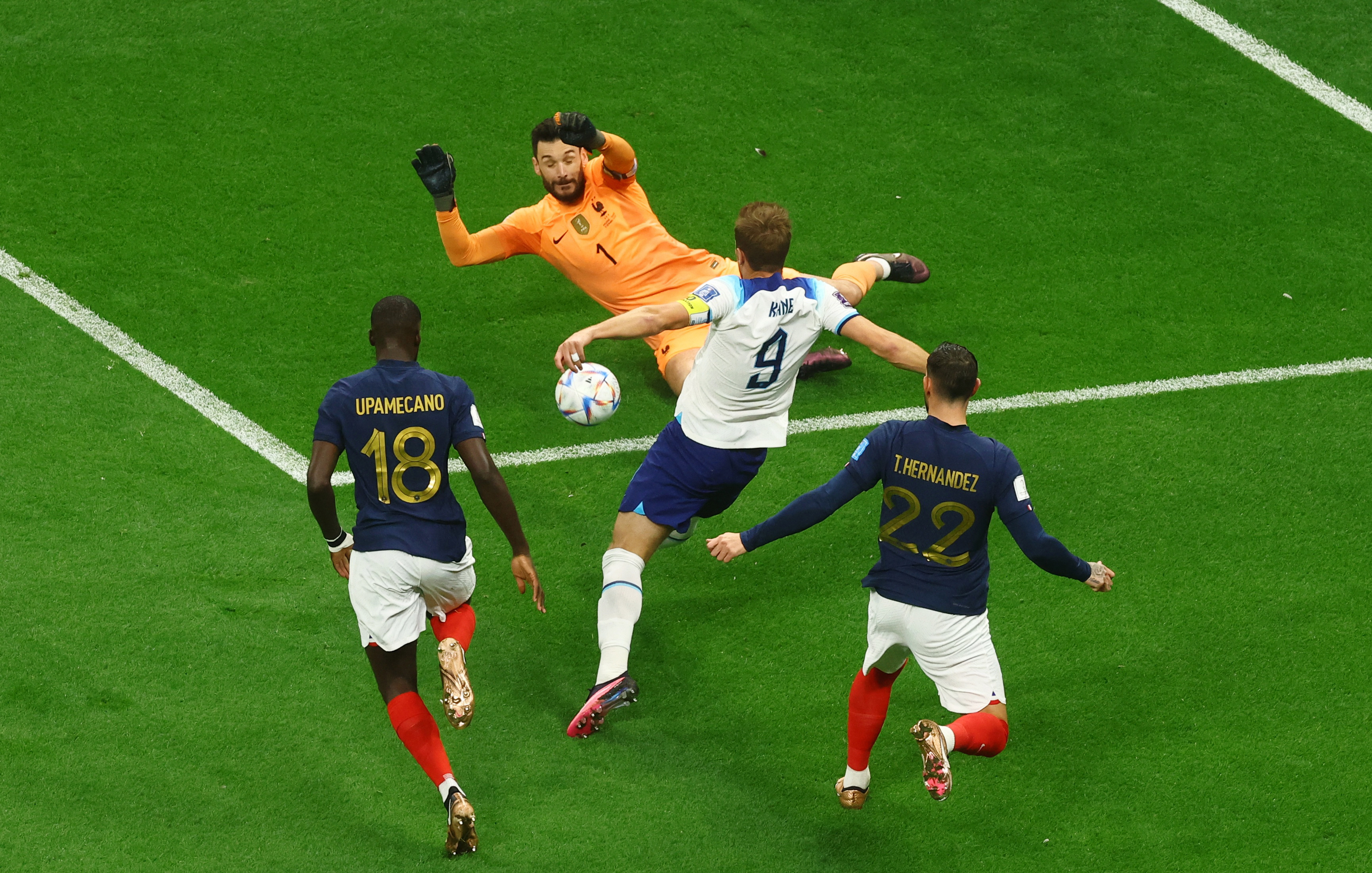 Harry Kane no pudo en el duelo con Hugo Lloris, quien le tapó un mano a mano en el área (REUTERS/Lee Smith)