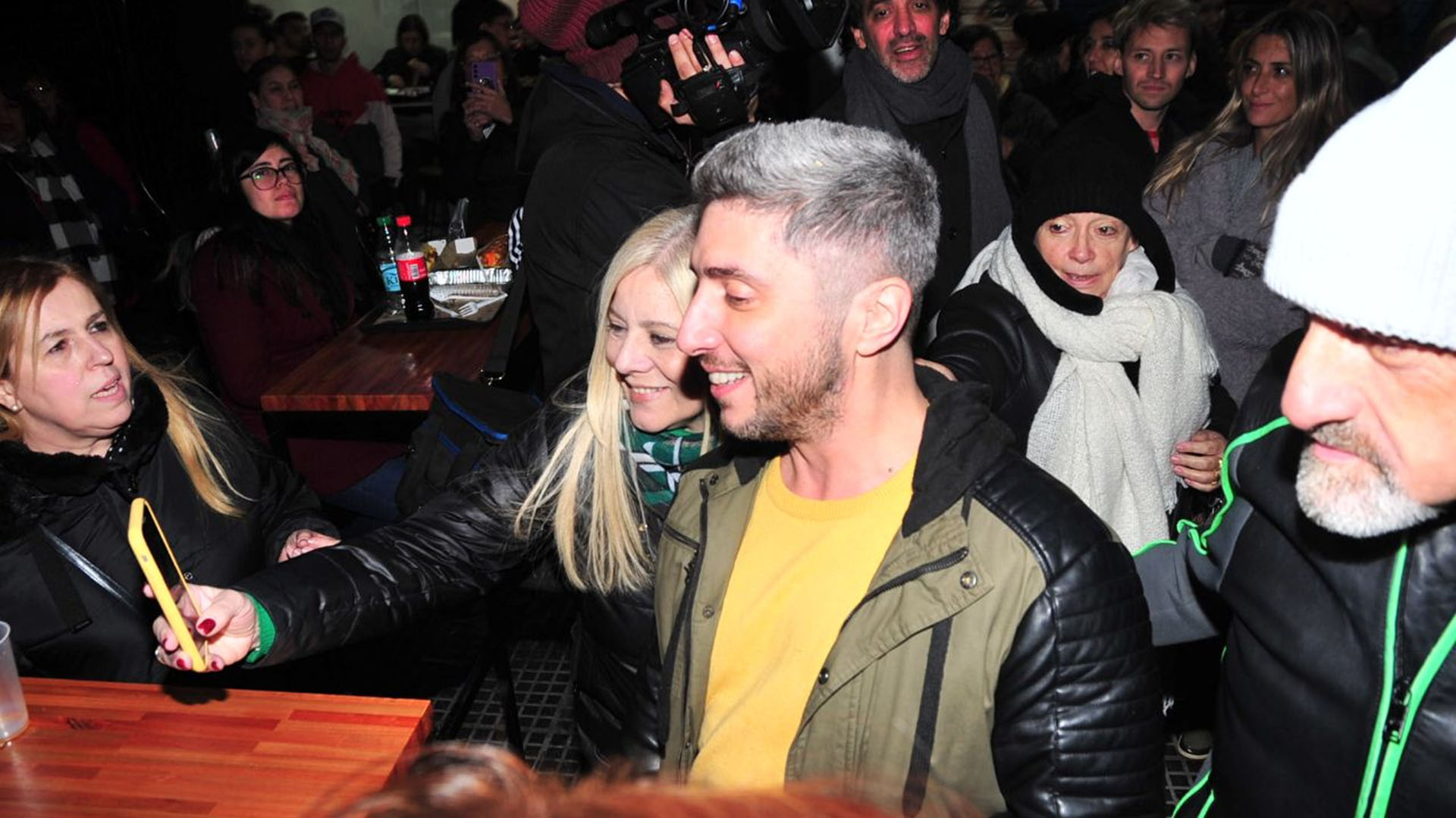 Jey Mammon tuvo su primera salida al teatro, tras el esc&amp; desapercibido en la calle Corrientes