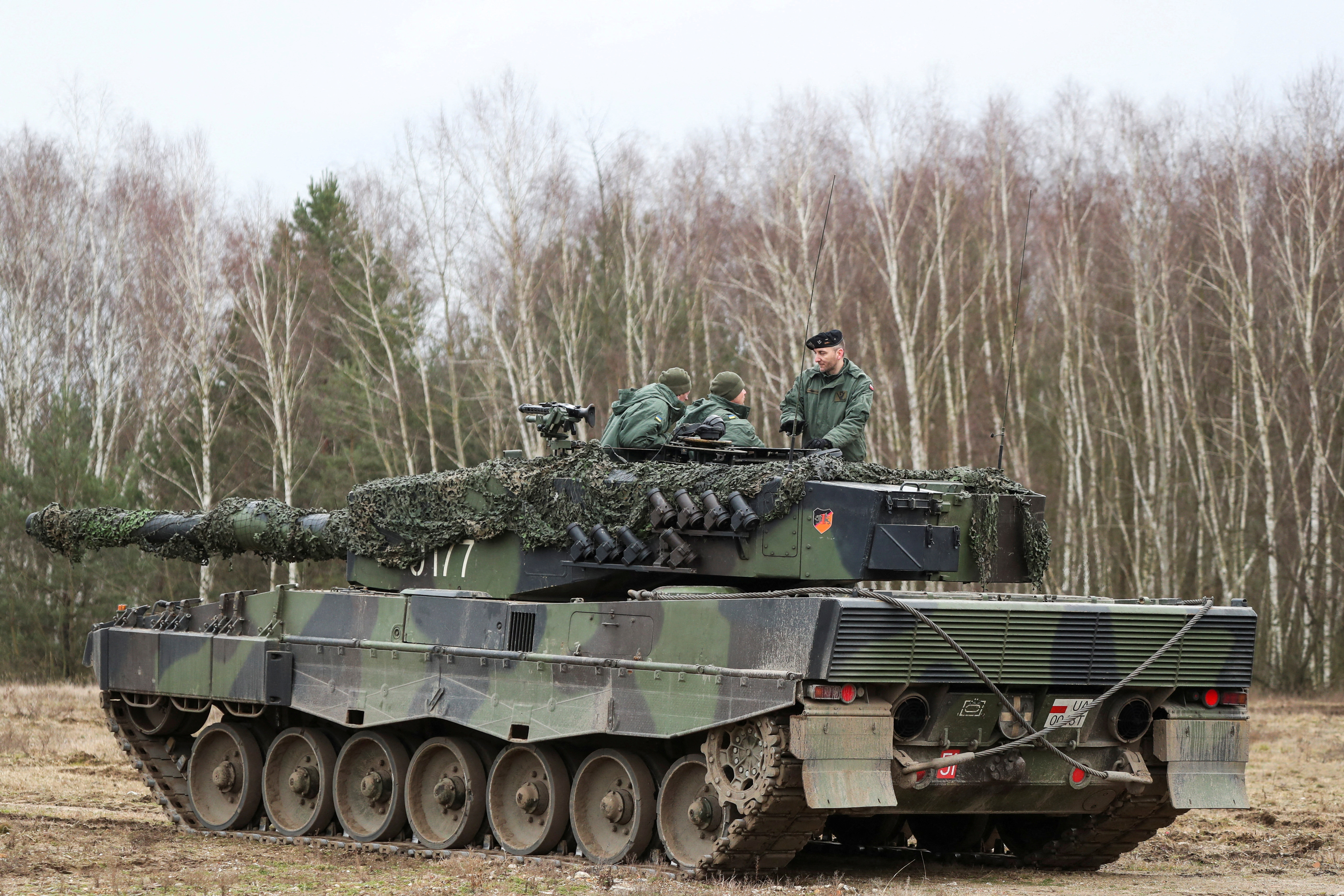 Instructores polacos y soldados ucranianos entrenan en tanques Leopard 2 mientras el presidente polaco Andrzej Duda y el ministro de Defensa Nacional Mariusz Blaszczak visitan la 10ª Brigada de Caballería Blindada en Swietoszow, Polonia. REUTERS/Kacper Pempel