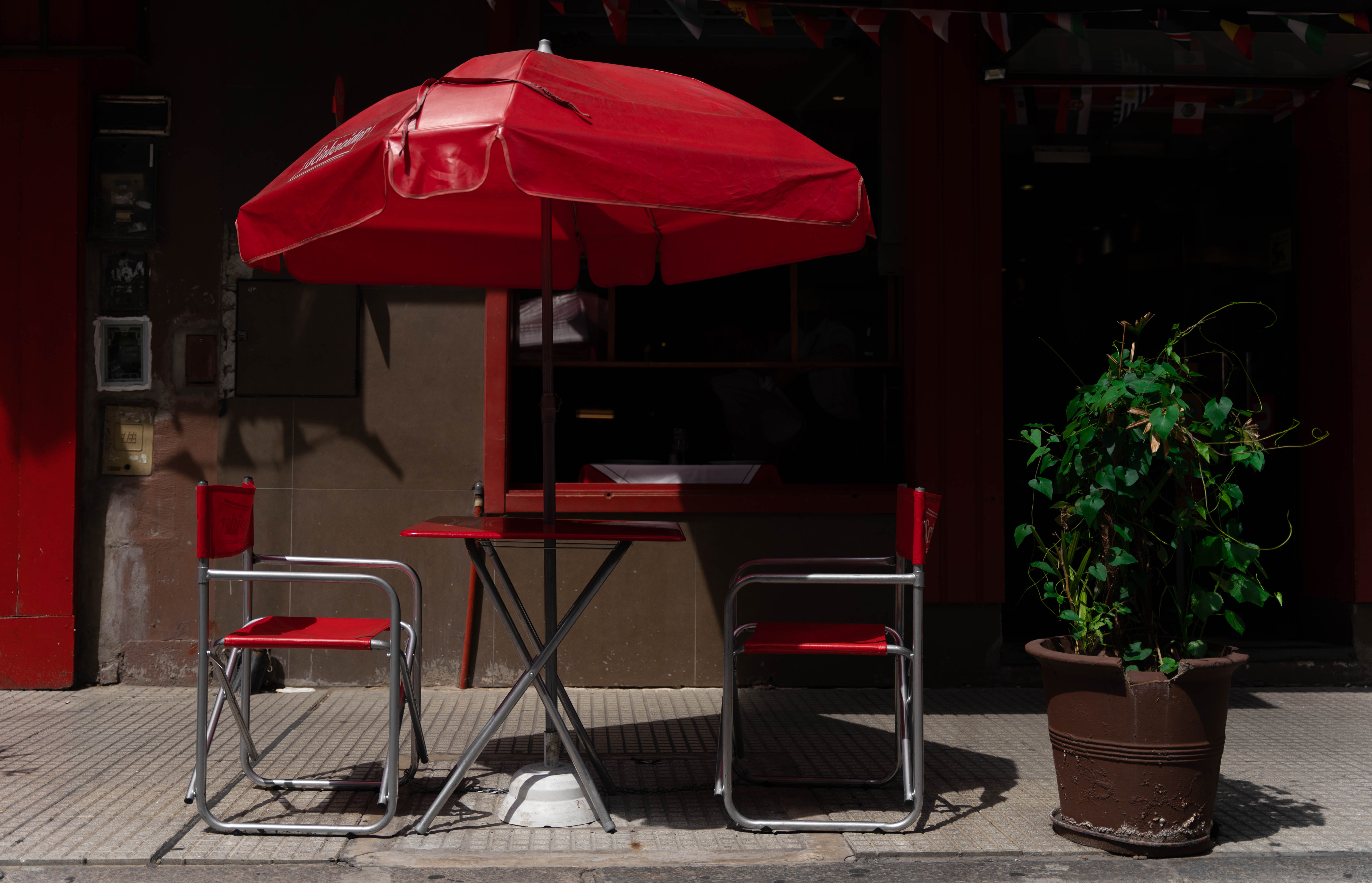 Mesa afuera del histórico restaurante Pepito, que sigue abierto en Montevideo 383 desde el año 1950. (Foto: Franco Fafasuli)