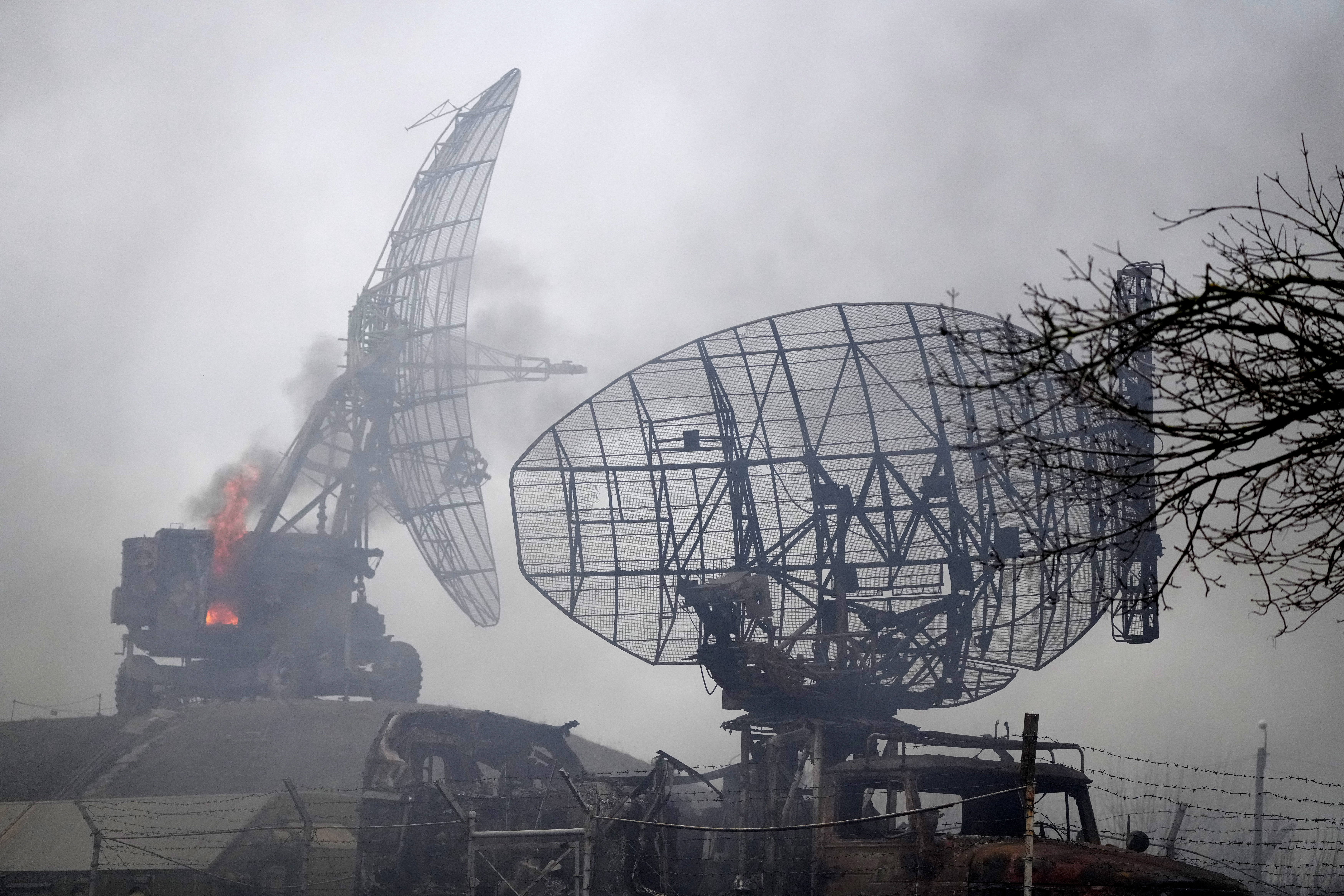 Radares dañados y otros equipos se ven en una instalación militar ucraniana en las afueras de Mariupol, Ucrania, el jueves 24 de febrero de 2022.  (Foto AP/Sergei Grits)