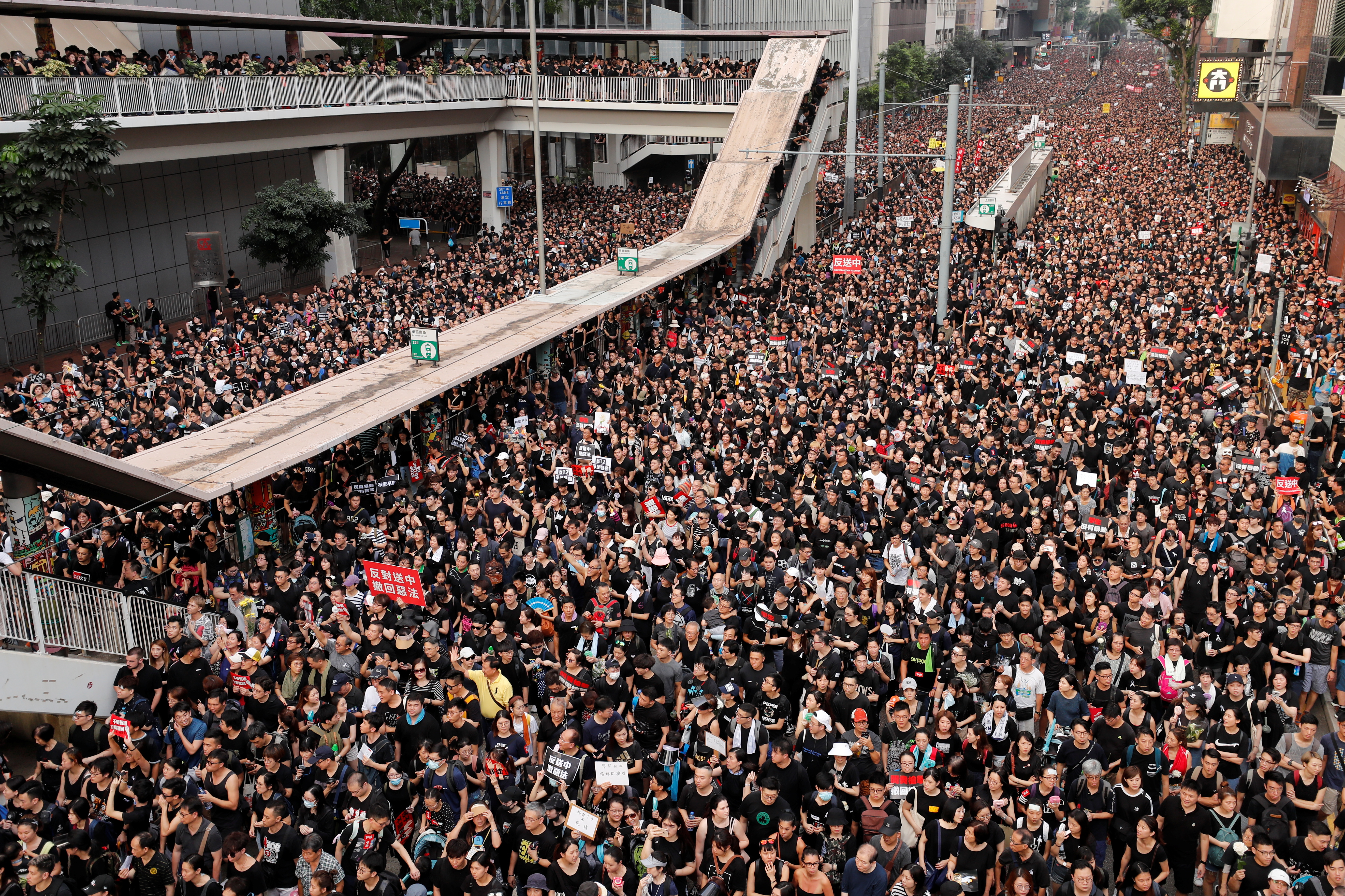 Manifestantes reclaman a los líderes de Hong Kong por la autonomía de China de la ex colonia británica (Foto: Reuters)