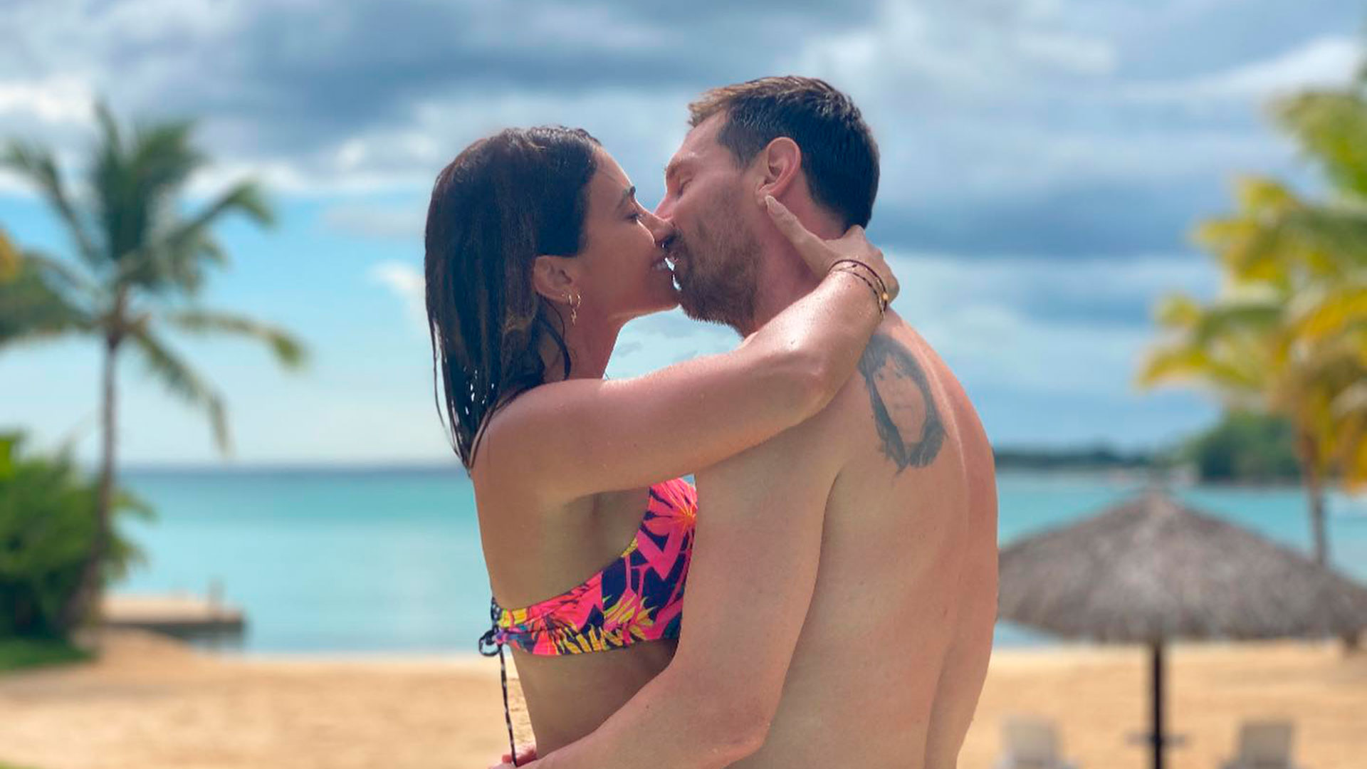 Lionel Messi y Antonela Roccuzzo se besan en sus vacaciones románticas (@leomessi)