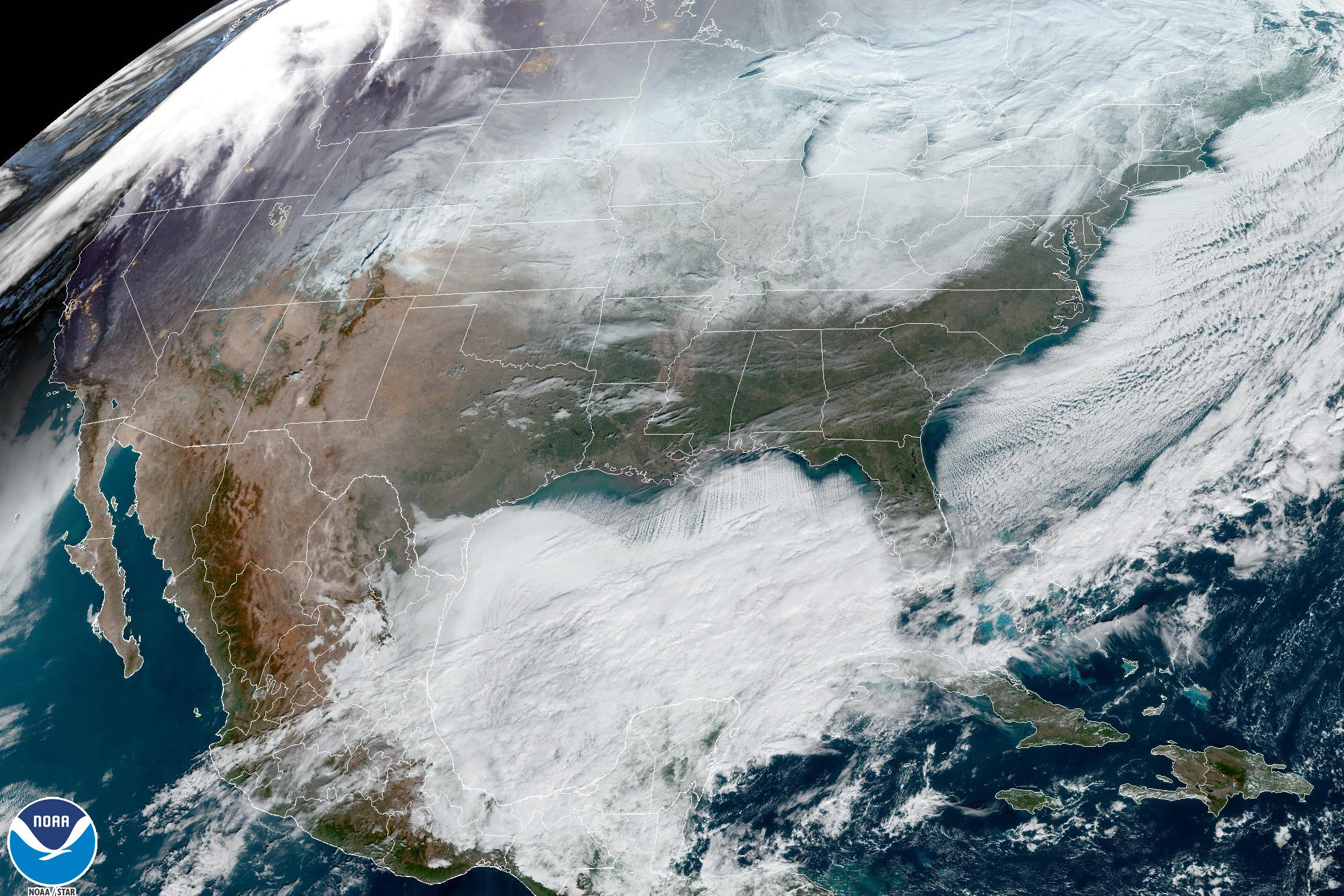Esta imagen satelital proporcionada por la NOAA muestra los sistemas meteorológicos en América del Norte el sábado 24 de diciembre de 2022 a las 12:06 p.m. EST. 