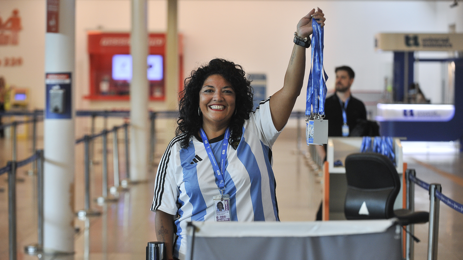 El personal de Aerolíneas con camisetas. (Gustavo Gavotti)