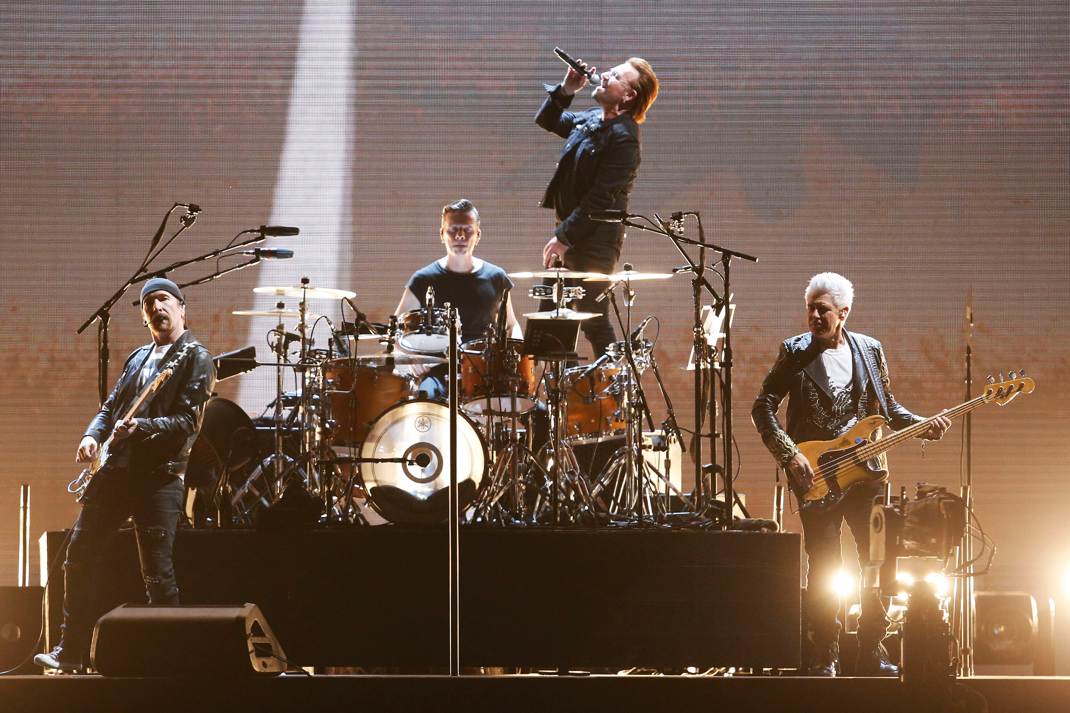U2 en un tramo de su gira sudamericana, en el Estadio Nacional en Santiago de Chile, octubre de 2017 (Foto: EFE/Elvis González)
