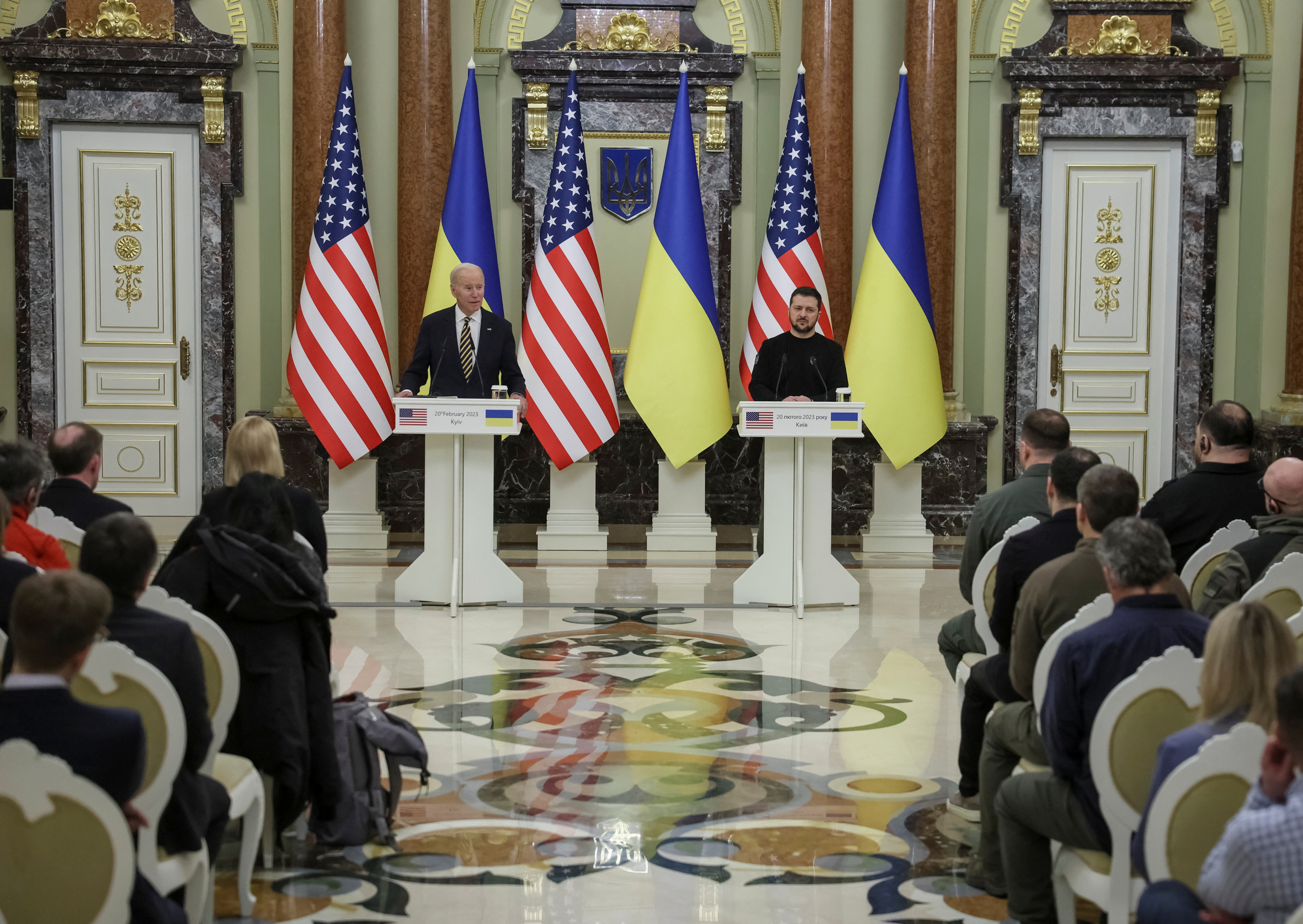 Biden prometió 500 millones de dólares en ayuda adicional, con un aumento de las entregas de armas a Ucrania, y prometió el “compromiso inquebrantable” de Washington en la defensa de la integridad territorial de Ucrania.