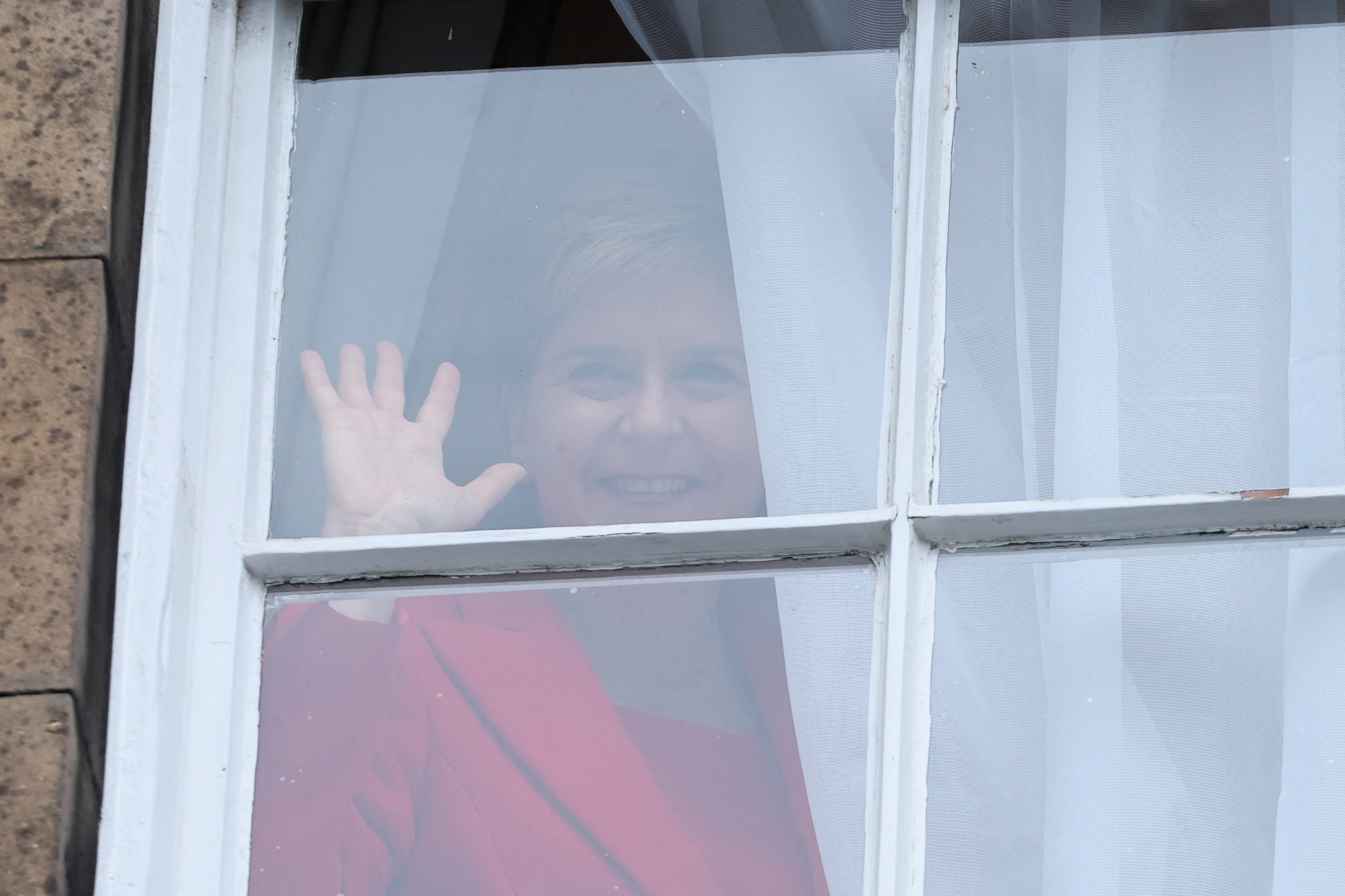 Sturgeon saluda a los simpatizantes tras el anuncio de su dimisión (REUTERS/Russell Cheyne)