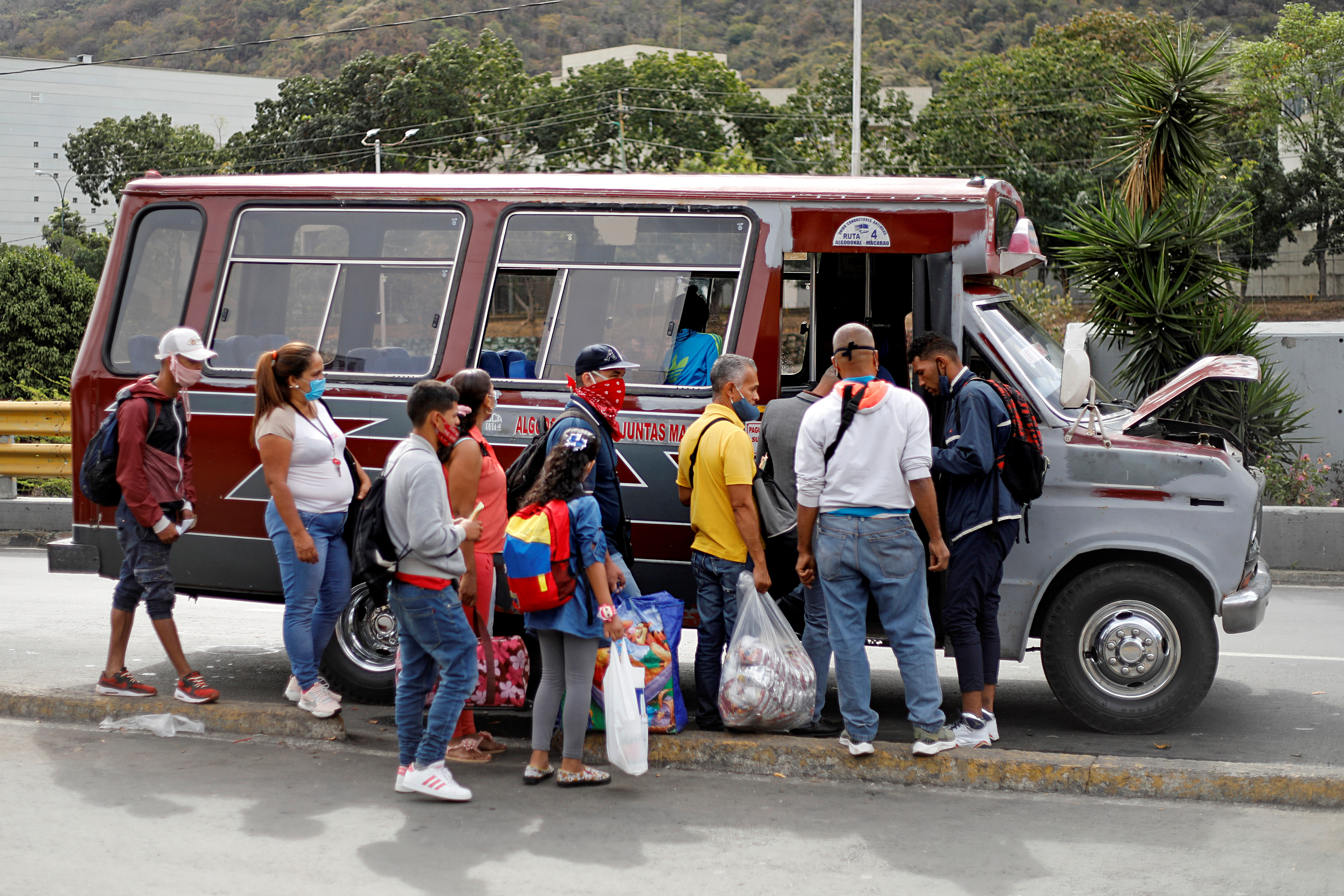 Gente por subir a un autobús en Caracas (Foto: Reuters)
