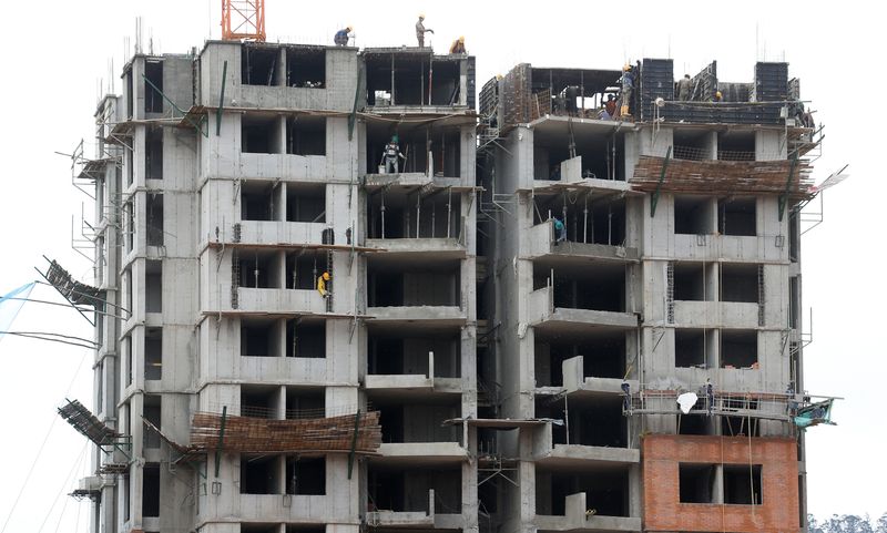 Foto de archivo. Trabajadores construyen un edificio de apartamentos en Bogotá, Colombia, 24 de mayo, 2017. REUTERS/Jaime Saldarriaga