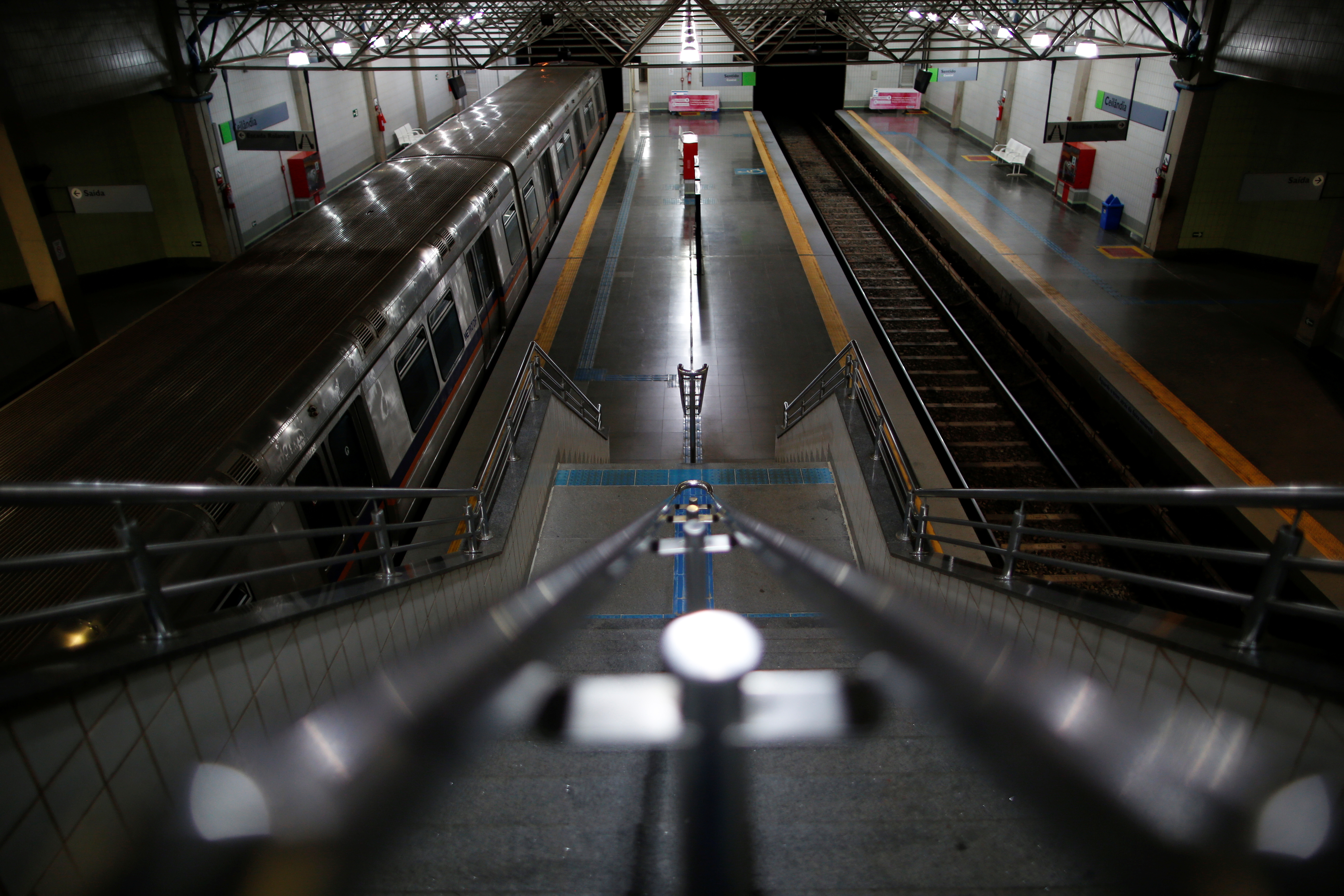 Una estación del metro desierta en Brasilia, Brasil (REUTERS/Ueslei Marcelino)