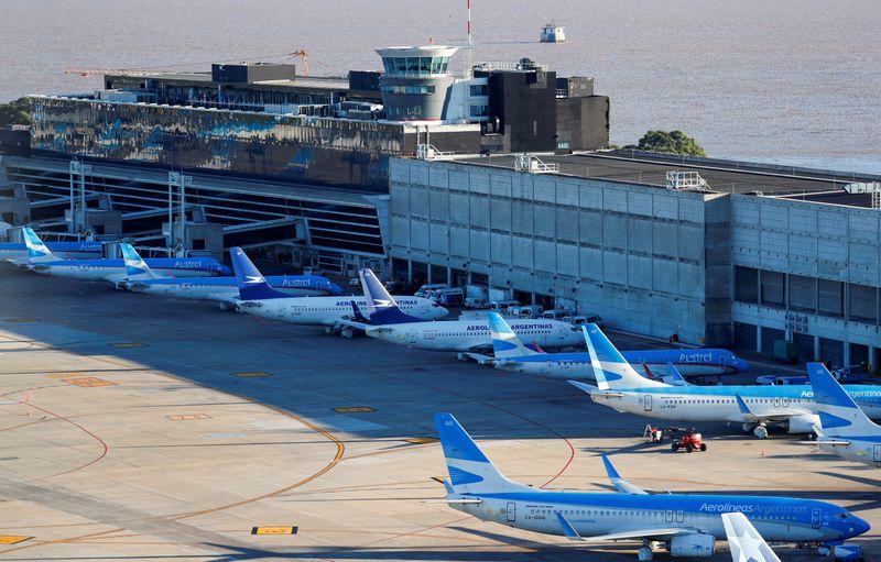 Según el último informe del sitio web Flightaware, sólo el domingo se fueron cancelados cerca de 2.200 vuelos y otros 7.200 registraron retrasos
