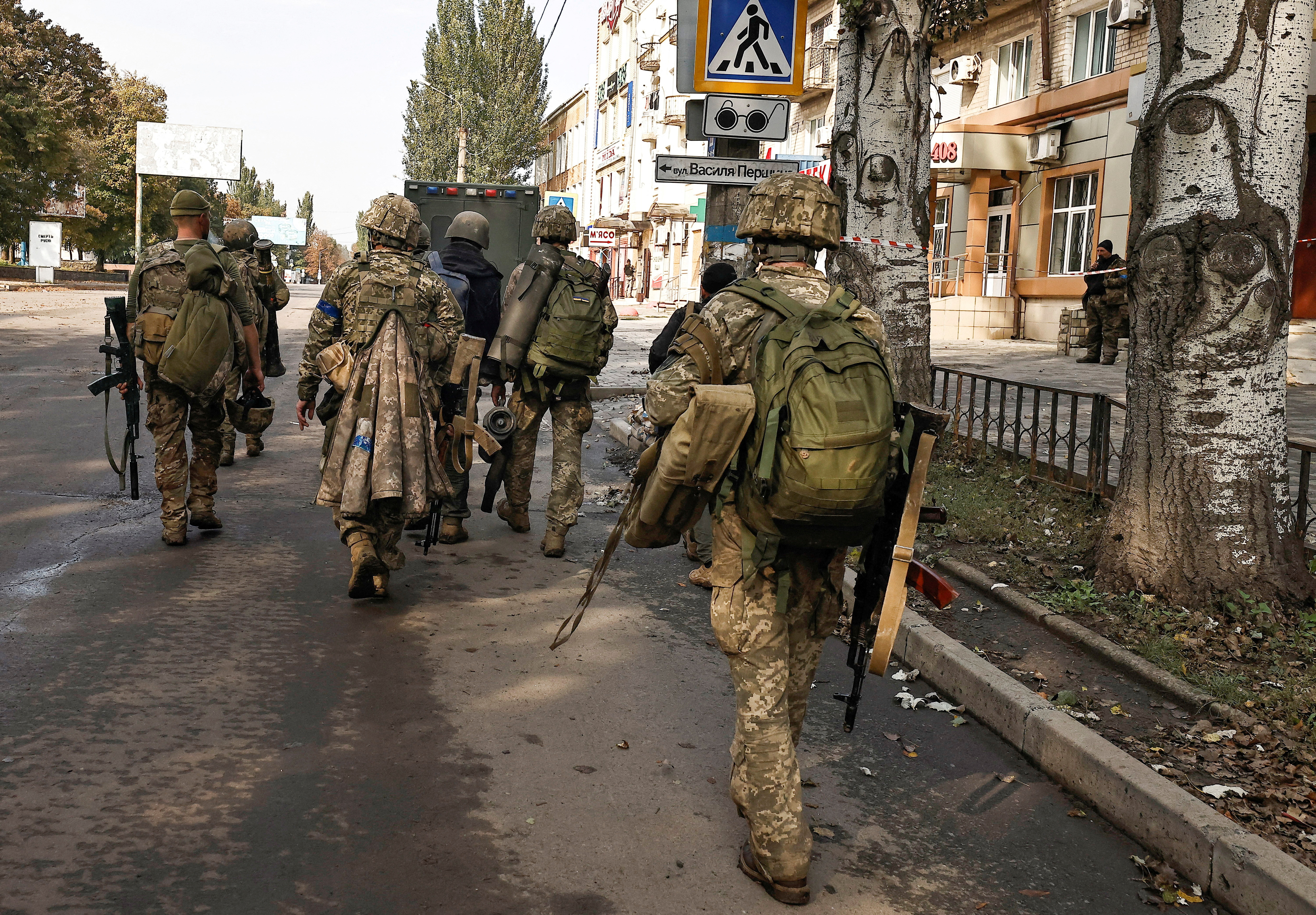 Soldados ucranianos caminan en Bakhmut, en medio del ataque de Rusia a Ucrania, en la región de Donetsk, Ucrania, 1 de octubre de 2022 (REUTERS/ Zohra Bensemra/File Photo)