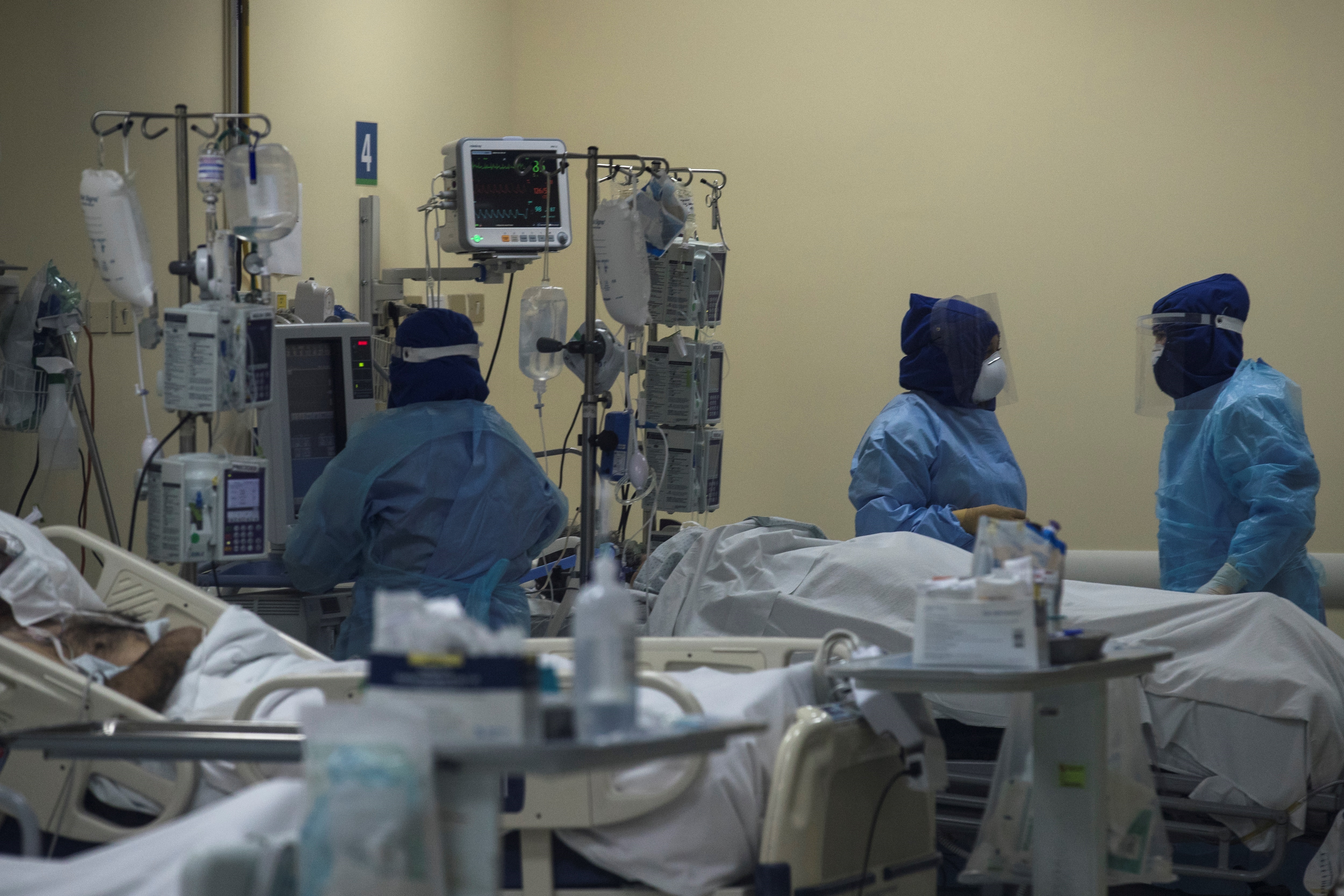 Personal sanitario atiende a un paciente afectado por COVID-19, el 2 de julio de 2020, en la Unidad de Cuidados Intensivos del Hospital Clínico de la Universidad de Chile, en Santiago (Chile). EFE/Alberto Valdes/Archivo
