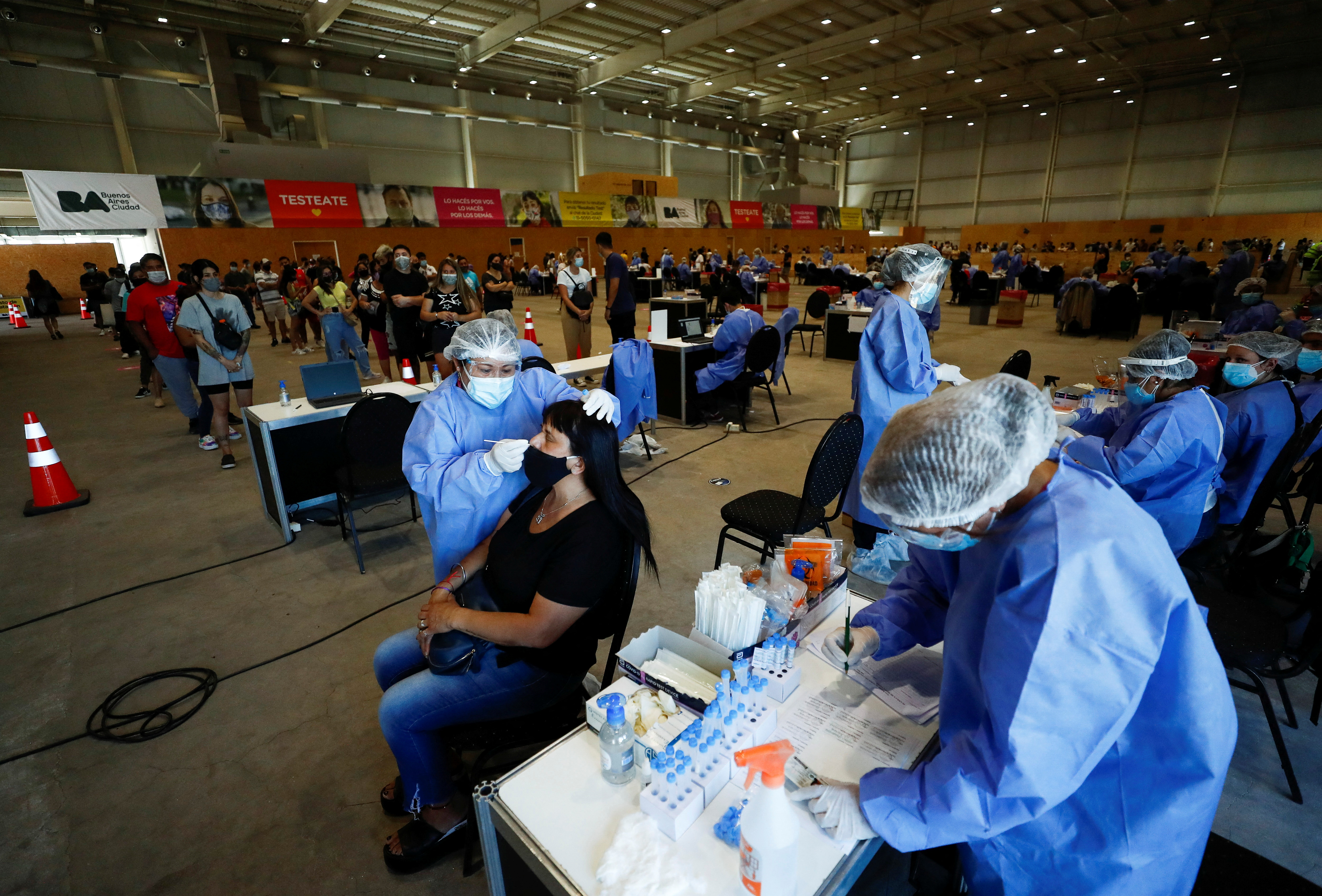Ya casi no hay lugares de testeos y muchos centros vacunatorios cerraron (REUTERS/Agustin Marcarian)