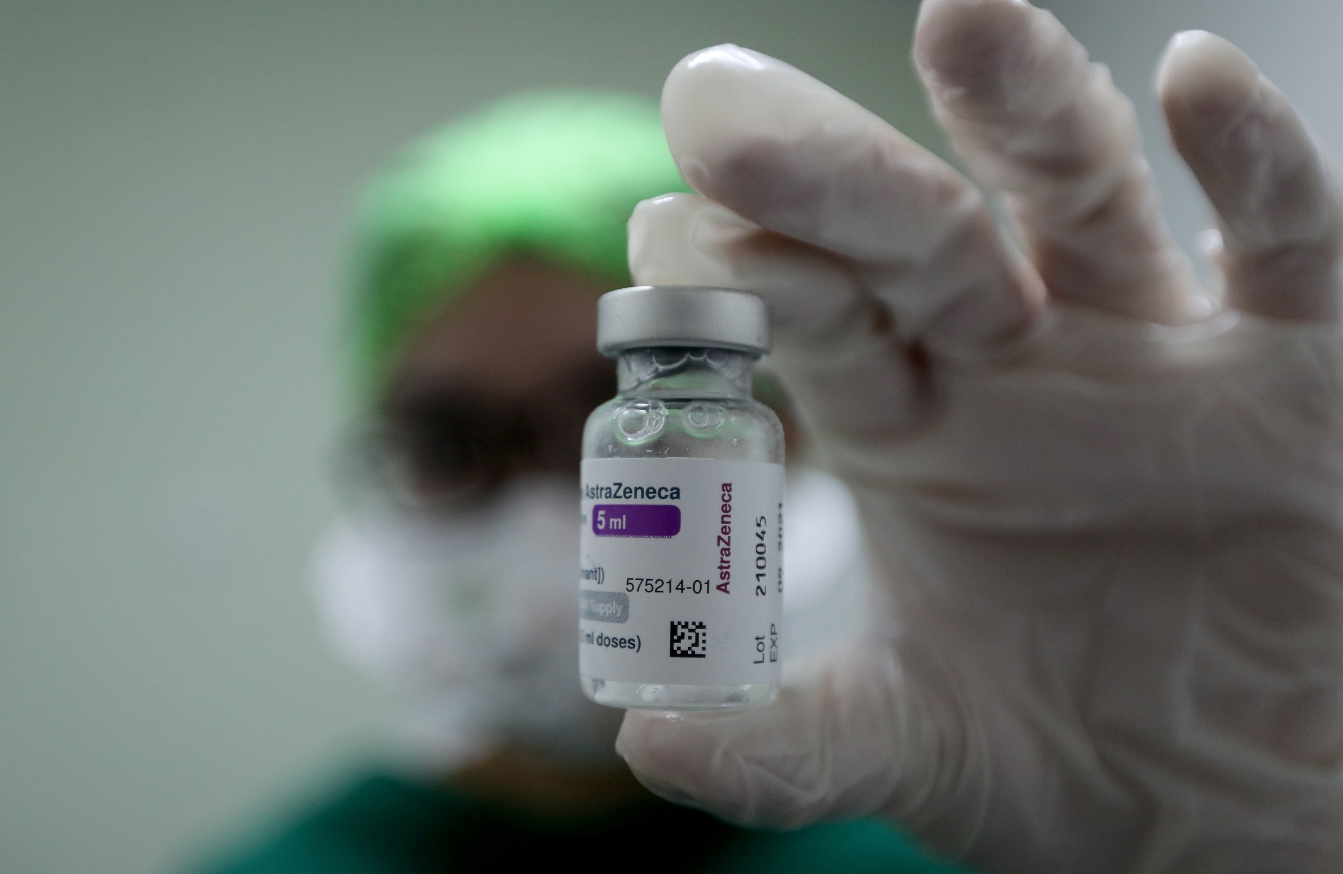 Vista de una dosis de la vacuna contra la covid-19 de AstraZeneca (Foto: EFE)