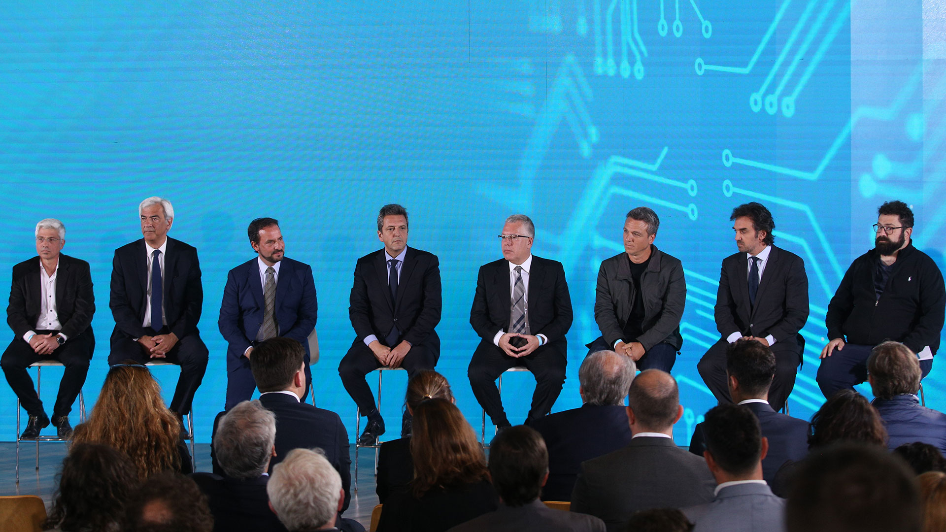 El ministro de Economía, Sergio Massa, junto al secretario de Economía del Conocimiento, Ariel Sujarchuk, en el anuncio del "dólar tecno" y otros incentivos para el sector (NA)