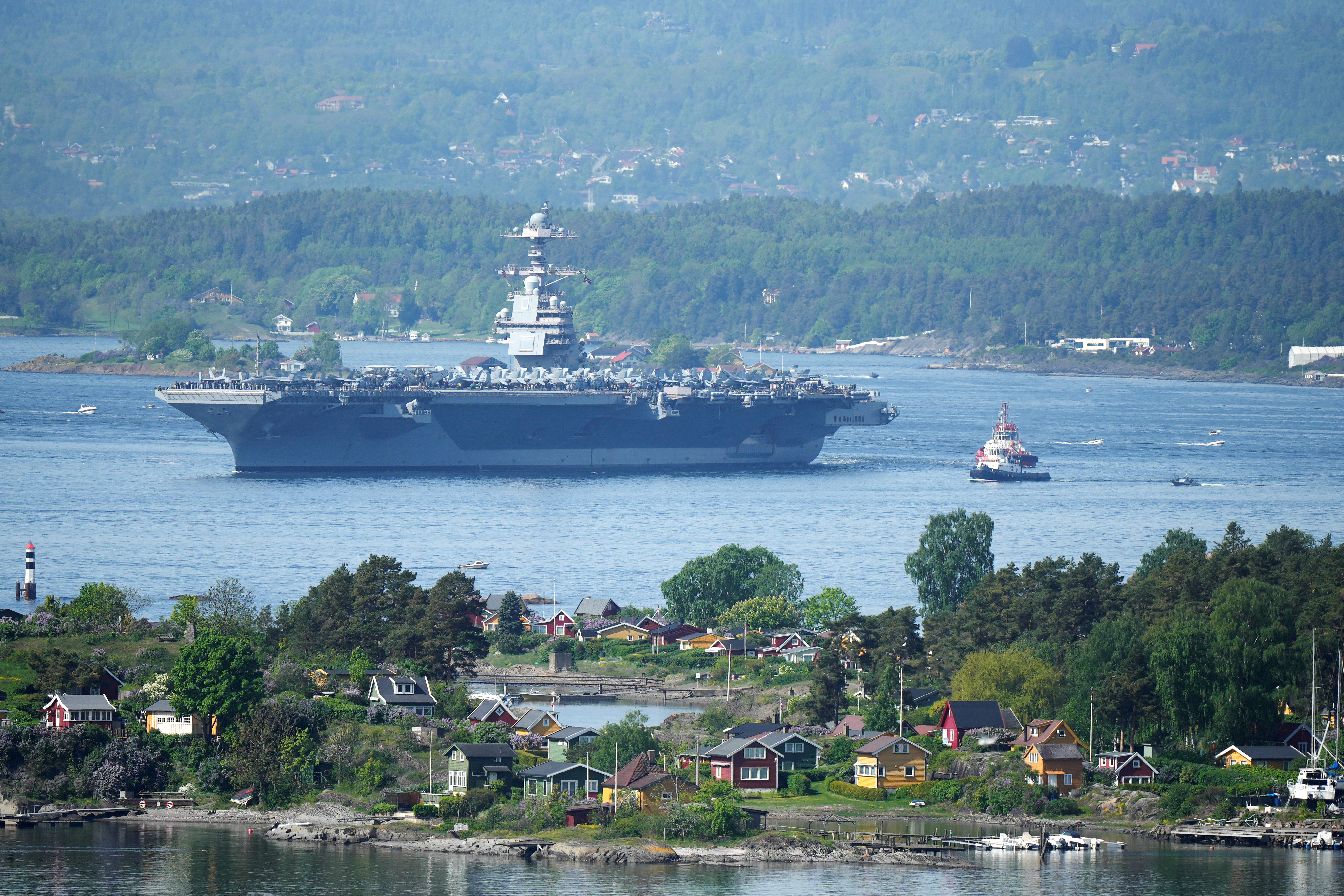 Vista del portaaviones estadounidense USS Gerald R. Ford en el fiordo de Oslo, visto desde Ekebergskrenten, Noruega, este miércoles 24 de mayo de 2023 (Reuters)