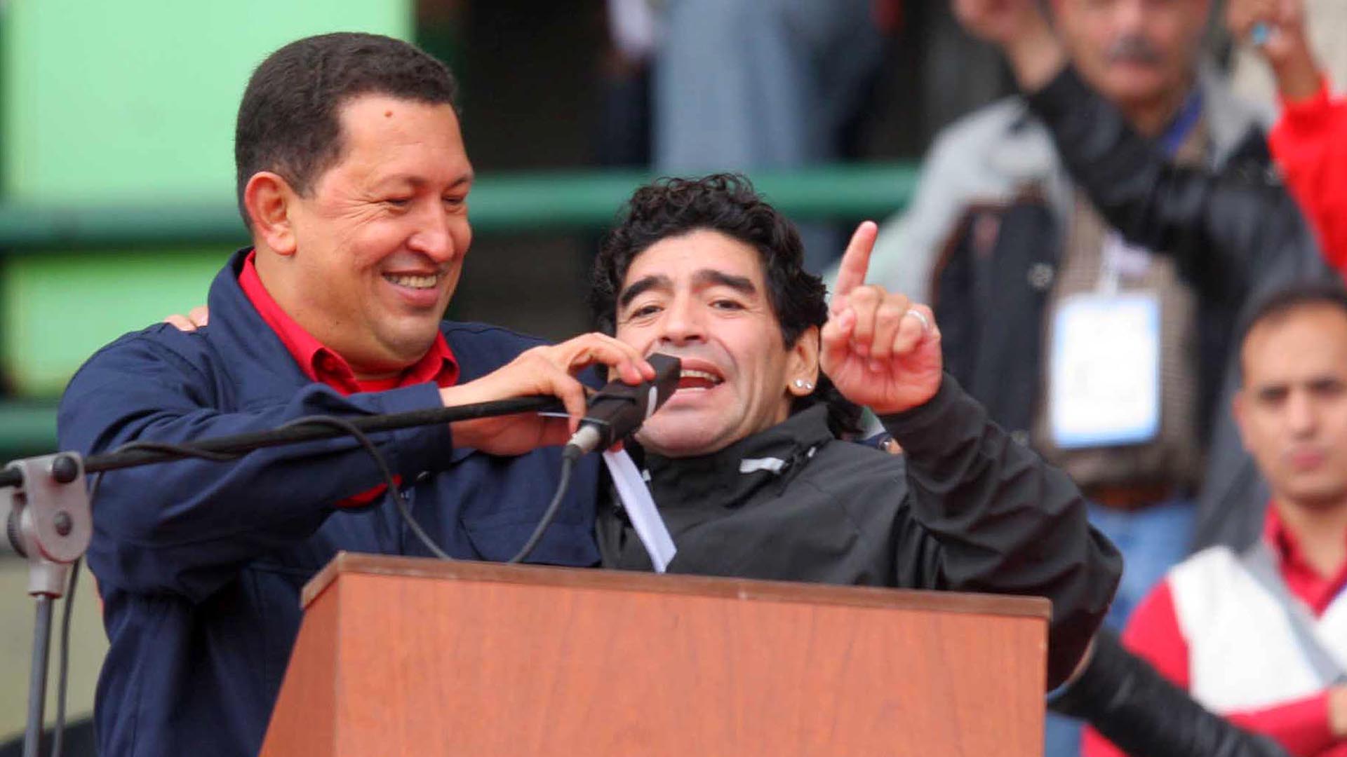 ****nacp2NOTICIAS ARGENTINASMAR DEL PLATA, NOVIEMBRE 4:El presidente de Venezuela, Hugo Chavez, y Diego Maradona durante el acto realizado en el estadio mundialista en el marco de Cumbre de los Pueblos.Foto NA:Gonzalo Calvelo-El Dia/pl****