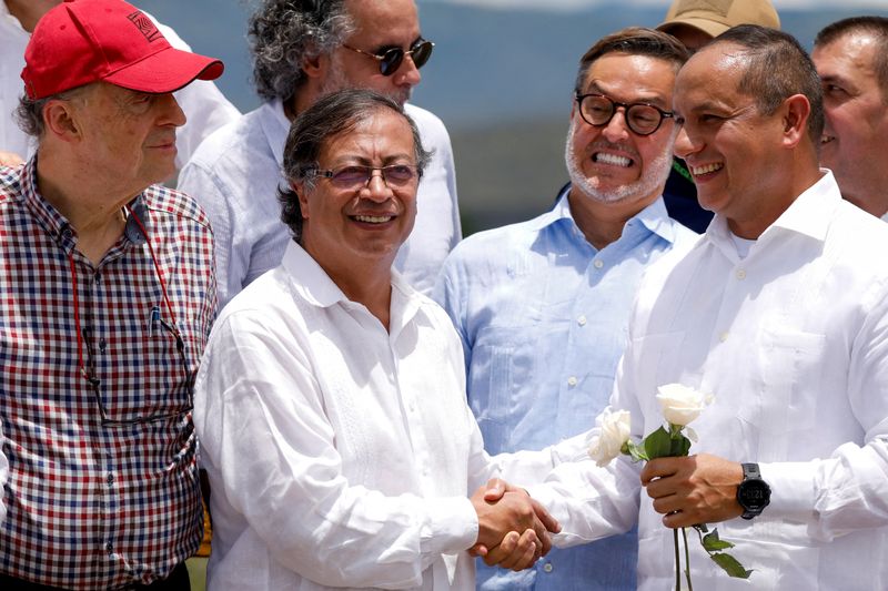 El presidente de Colombia, Gustavo Petro, y el ministro de Transporte de Venezuela, Hipólito Abreu, se reúnen en el Puente Internacional Simón Bolívar para la reapertura comercial de la frontera, en Cúcuta, Colombia,  26 de septiembre, 2022. REUTERS/Leonardo Fernández Viloria