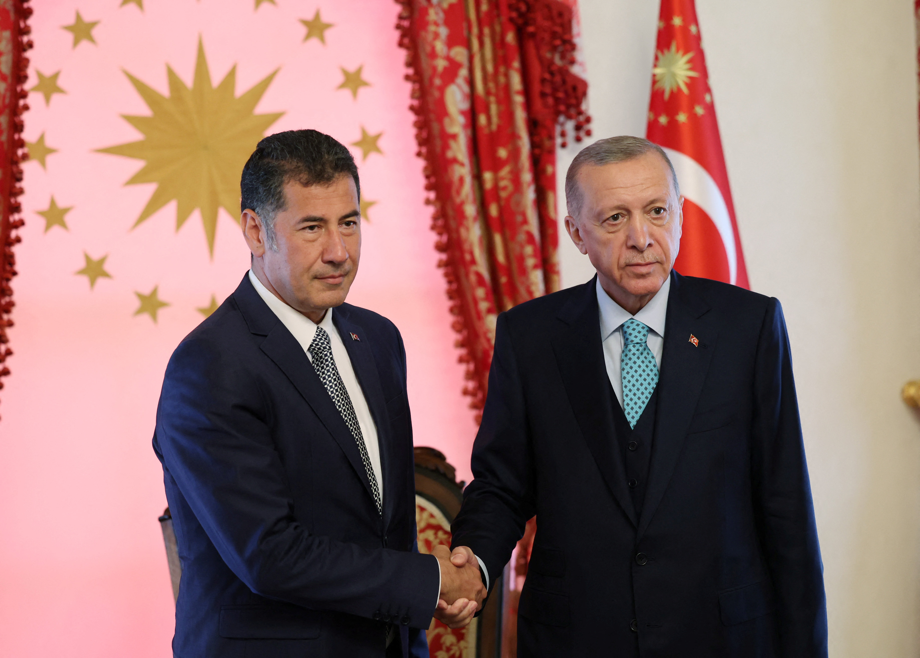 El líder ultranacionalista turco Sinan Ogan respaldará al presidente Recep Tayyip Erdogan en el ballotage del próximo domingo (Murat Cetinmuhurdar/PPO/Handout via REUTERS)